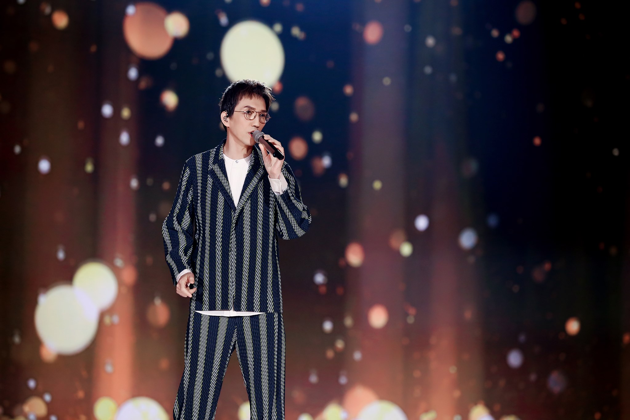 林志炫加盟選秀綜藝《披荊斬棘的哥哥》，在錄影現場從2公尺高的舞台跌落。（翻攝自微博）