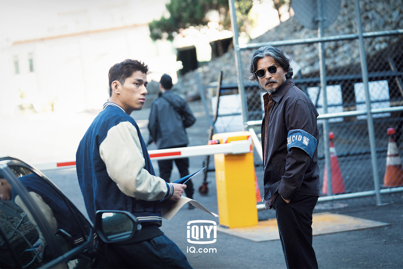 李銘順（右）劇中非常多飆粗口橋段，面對菜鳥警察朱軒洋（左）的衝動辦案，更是直接飆罵「Ｘ！」（愛奇藝國際站提供）