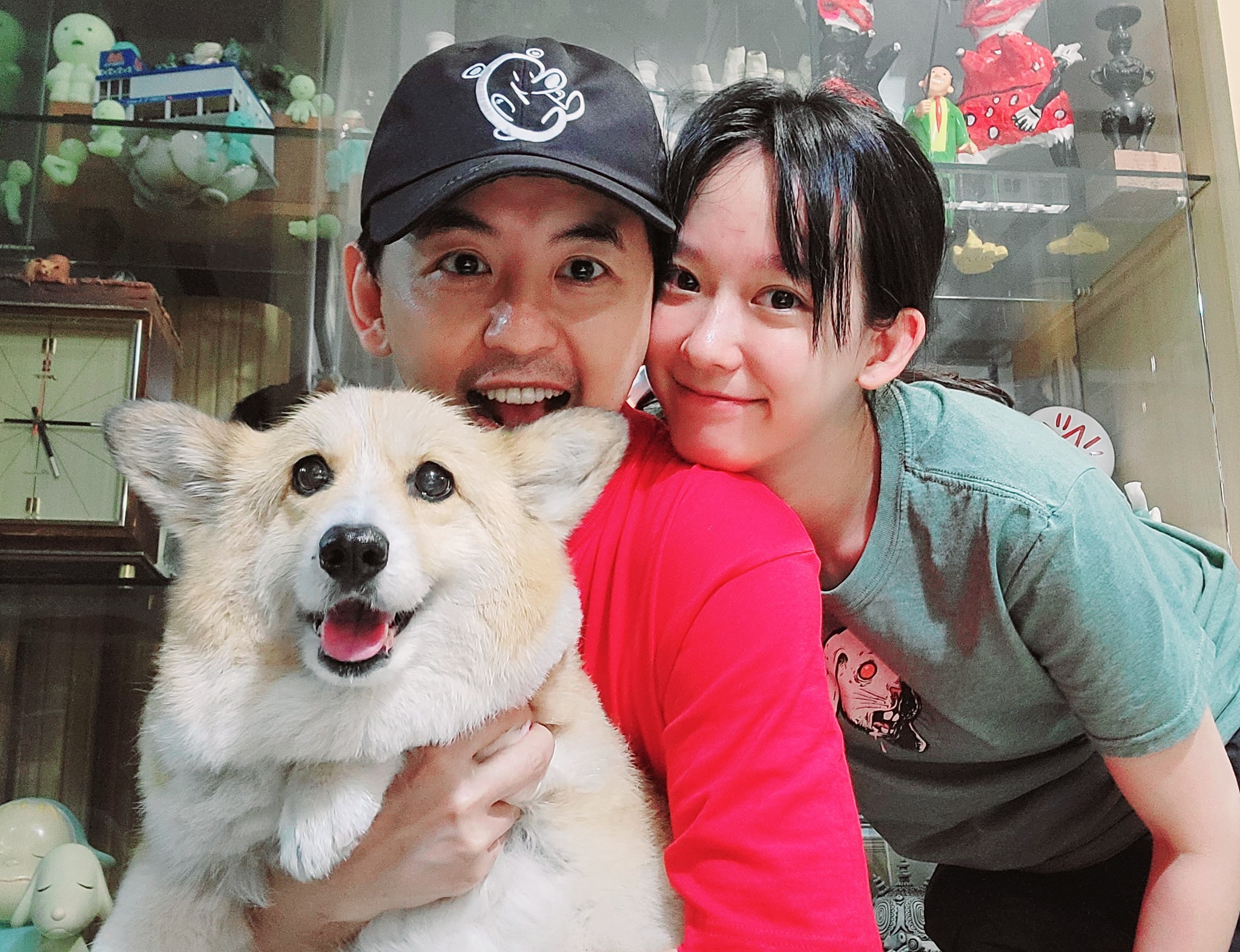 黃子佼（左）和孟耿如感情甜蜜，疫情期間夫妻倆解鎖了廚藝。（翻攝黃子佼臉書）