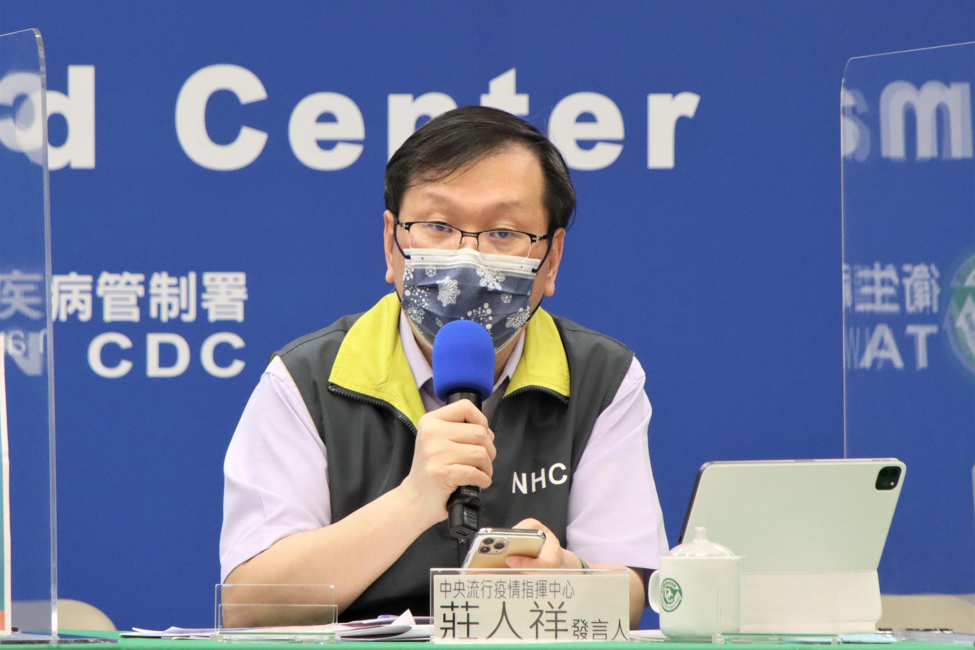 莊人祥說明,疫苗不良事件相關通報。(指揮中心提供)