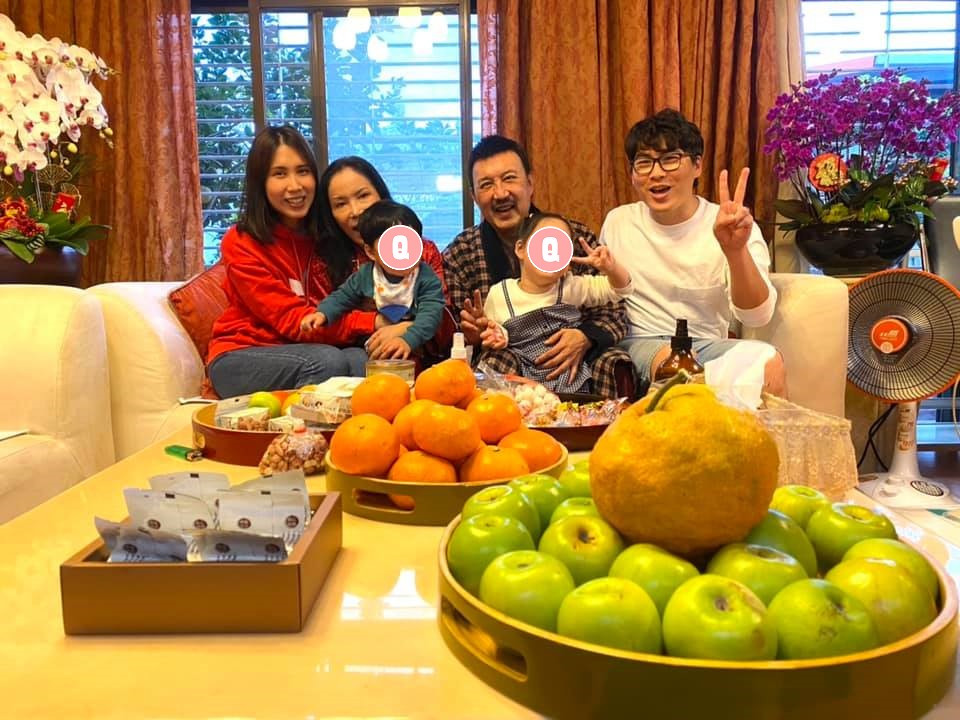 余苑綺（左）與Gary（右）婚後生下一雙兒女，大病前經常與余天夫婦享天倫。（翻攝余苑綺臉書）