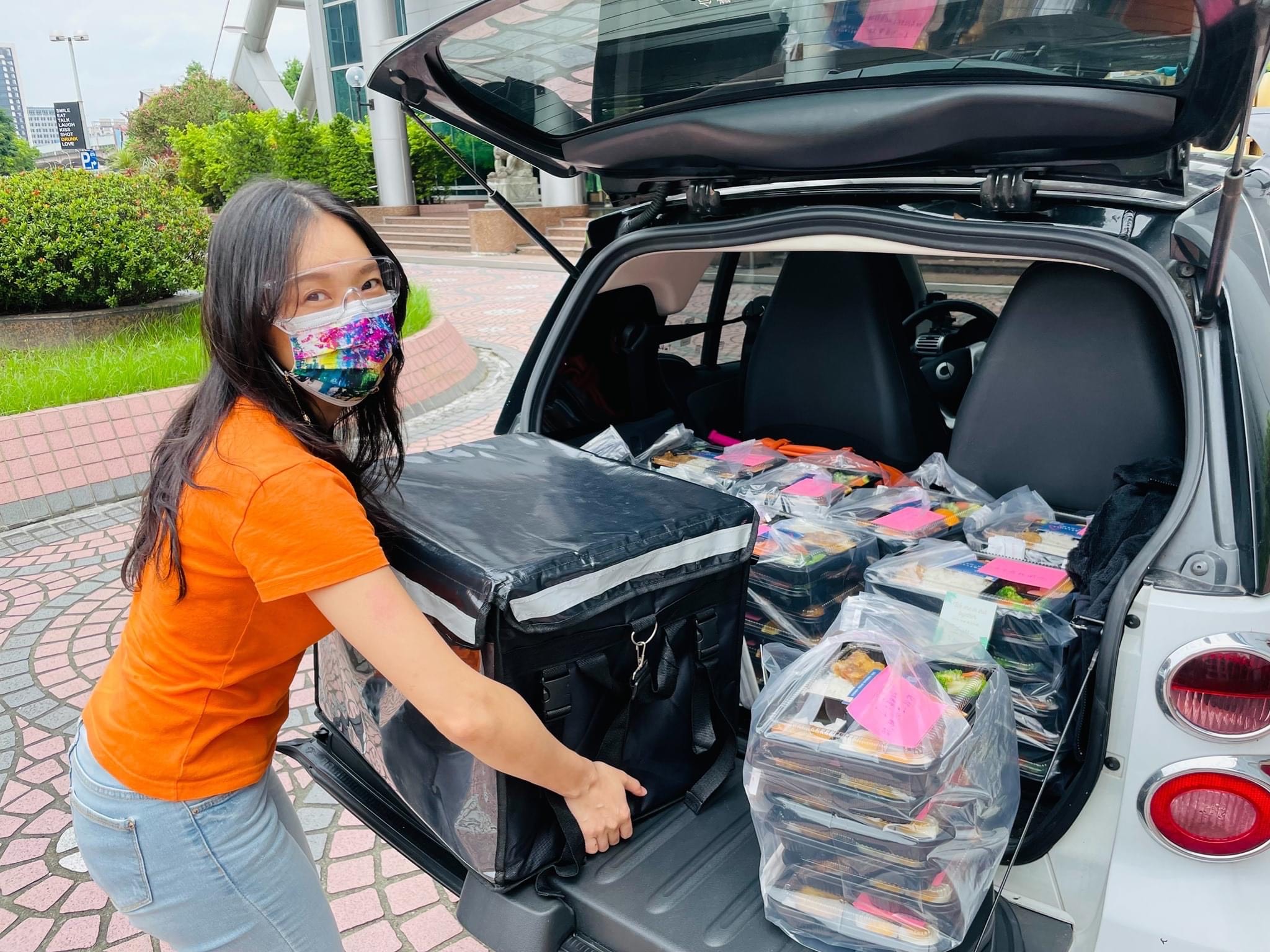 張本渝開泰式餐廳遇疫情改推飯盒還親自外送。（翻攝自張本渝臉書）