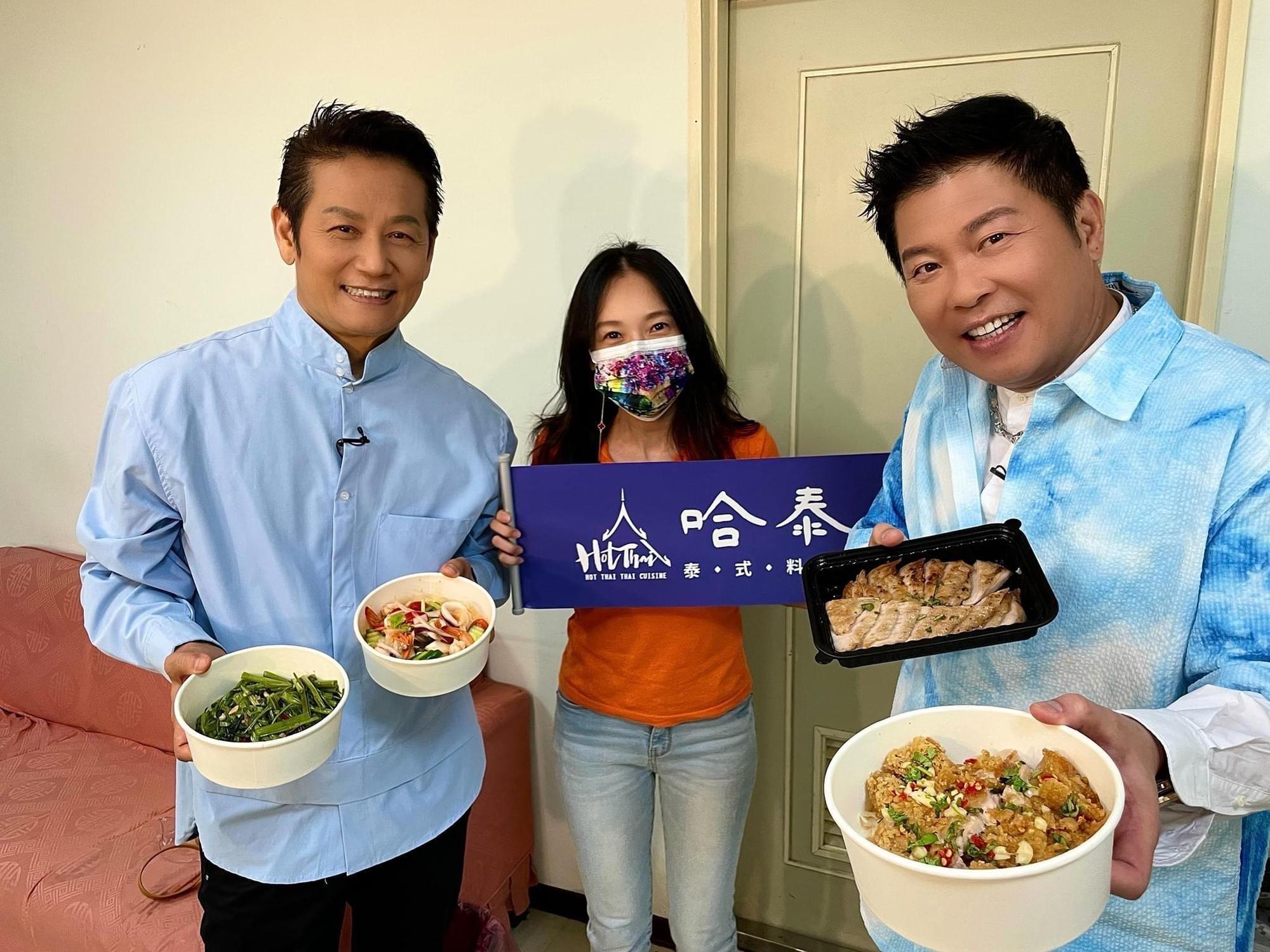 《天才衝衝衝》製作單位特地訂購張本渝(中)餐廳的飯盒給錄影藝人享用,左為徐乃麟,右為曾國城。(翻攝自張本渝臉書)