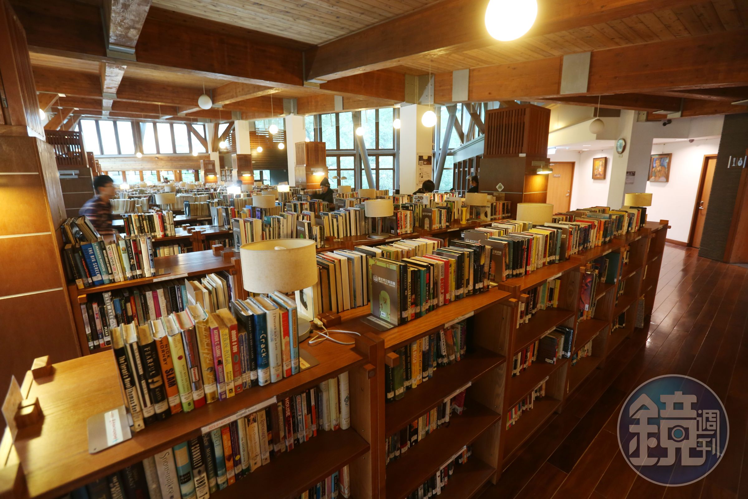北市府宣布，市立圖書館館內席位降載至25%，入館人流降載40%，部分區域仍不開放；圖為市立北投圖書館。