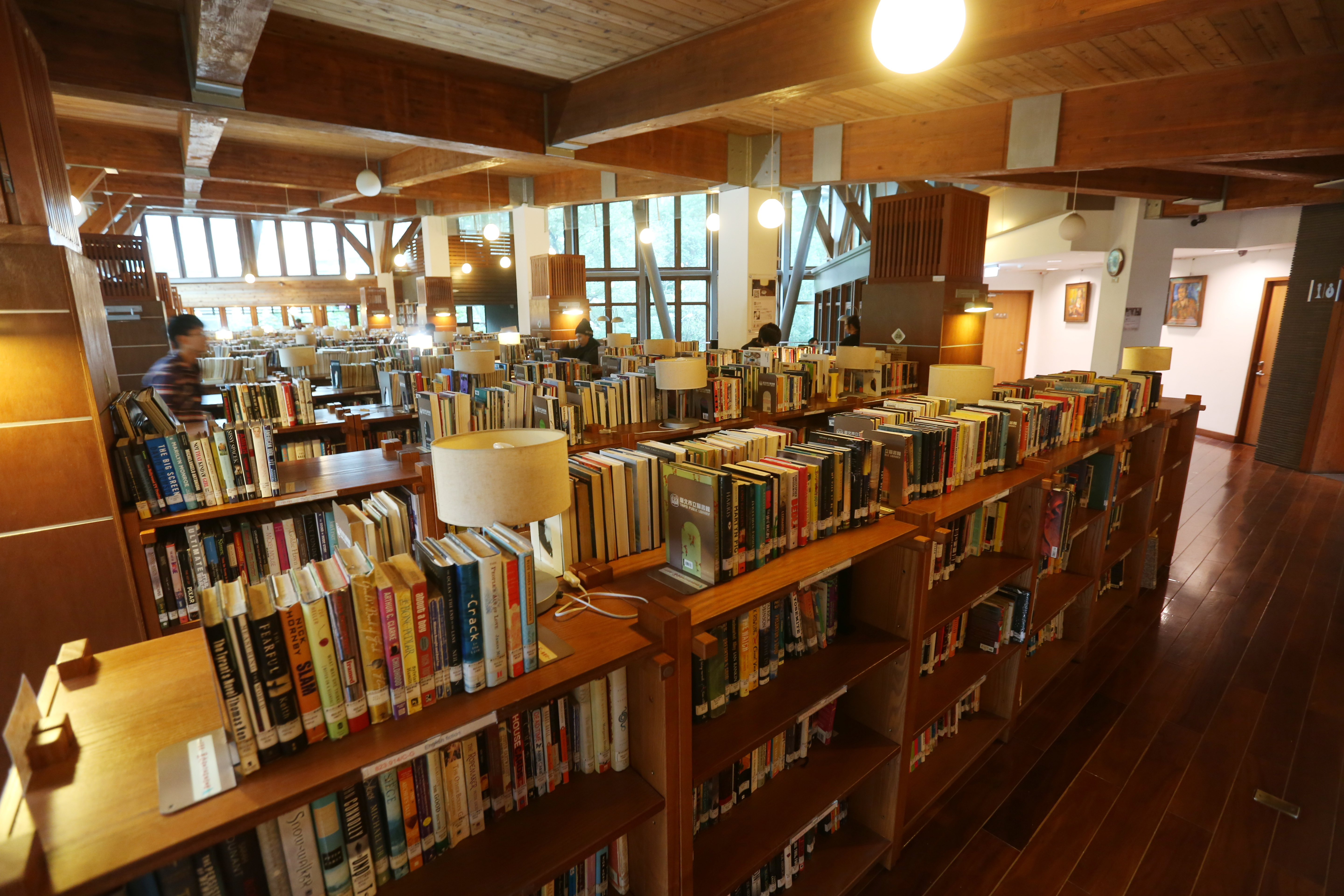 北市府宣布，市立圖書館館內席位降載至25%，入館人流降載40%，部分區域仍不開放；圖為市立北投圖書館。