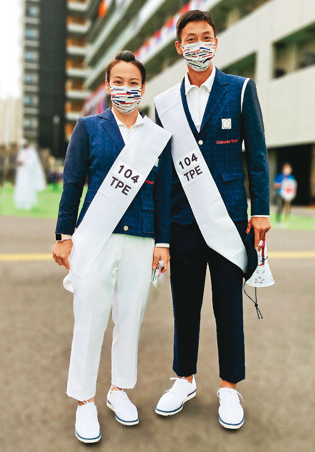 舉重女神郭婞淳（左）與網球名將盧彥勳（右）參加奧運開幕式穿的制服，出自設計師周裕穎之手。（翻攝文化部臉書）