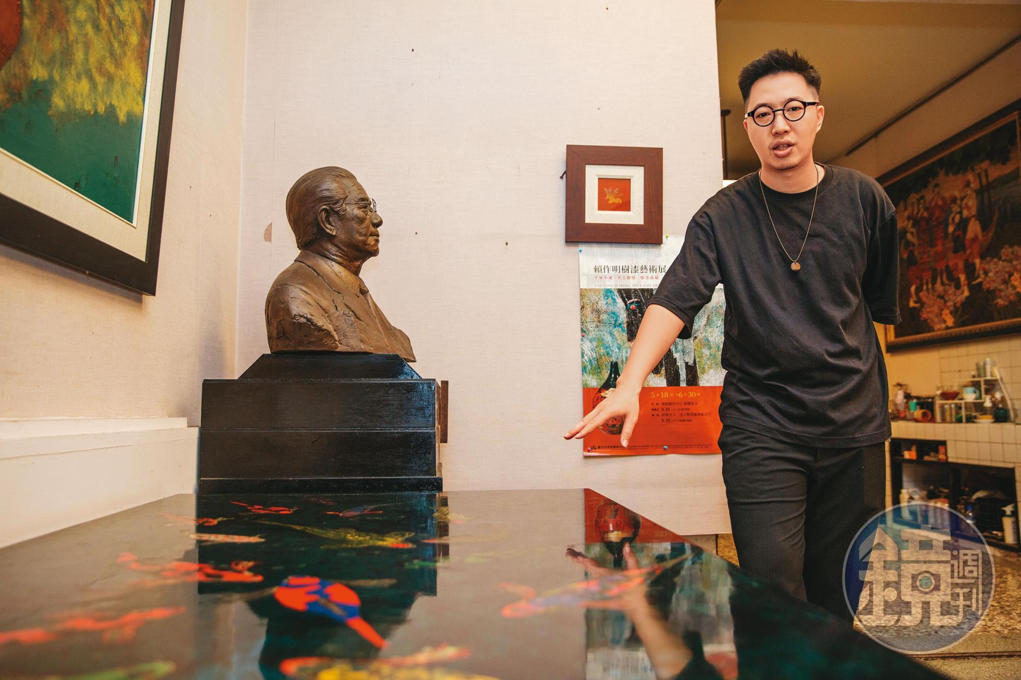 賴信佑住家即藝術館，放置光山行早期作品，入口處可見爺爺賴高山的銅像，及父親的作品「漆桌」。
