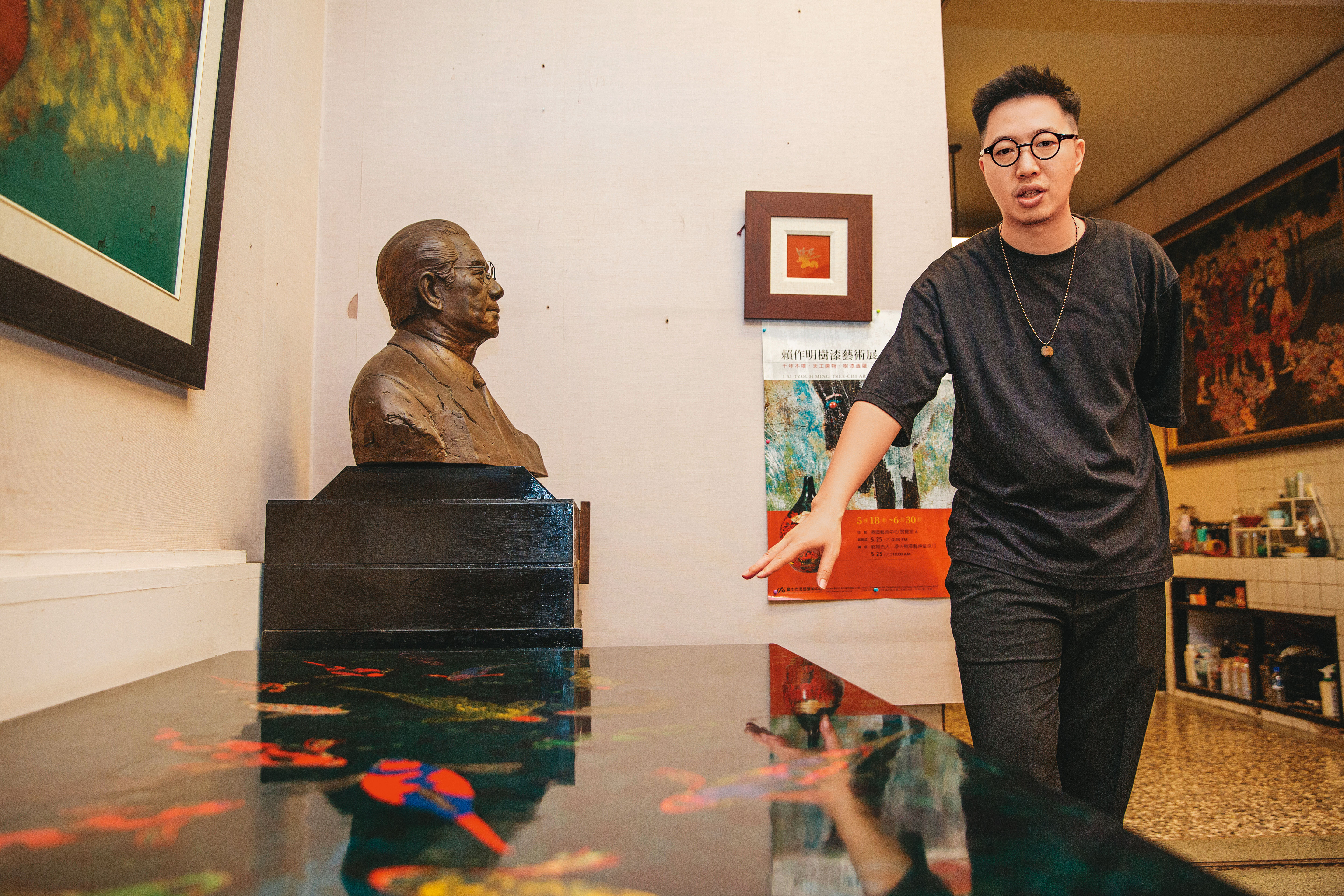 賴信佑住家即藝術館，放置光山行早期作品，入口處可見爺爺賴高山的銅像，及父親的作品「漆桌」。