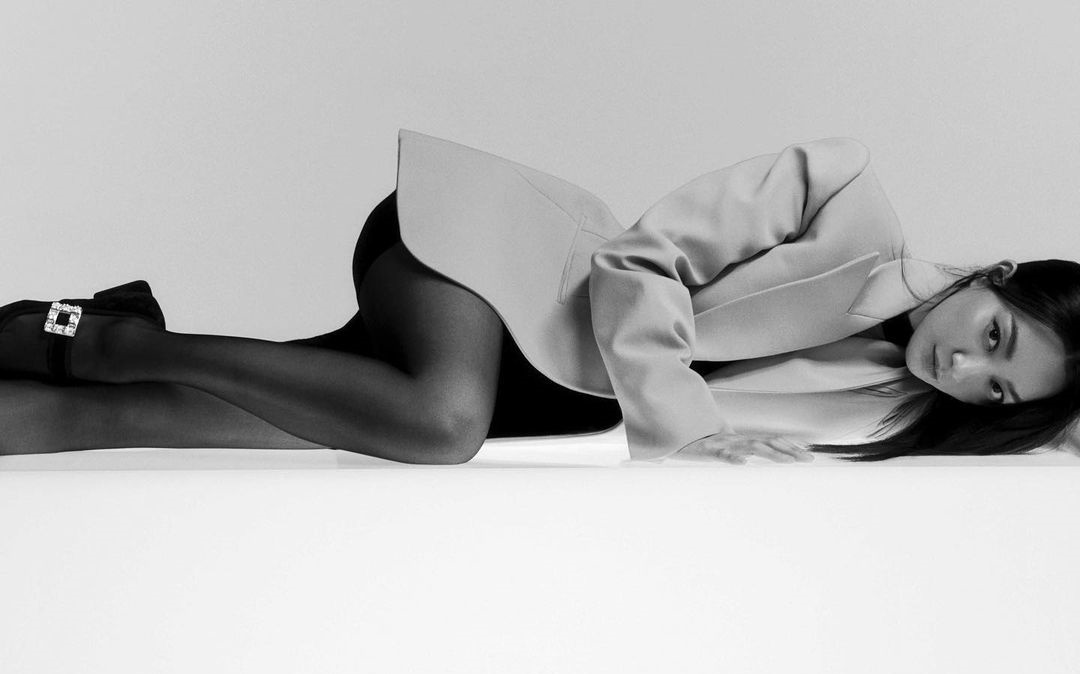 申敏兒穿著oversize西裝外套斜躺著，腳踩Très Vivier鑽扣絲絨瑪莉珍鞋，展現女人的性感。（翻攝自申敏兒IG）