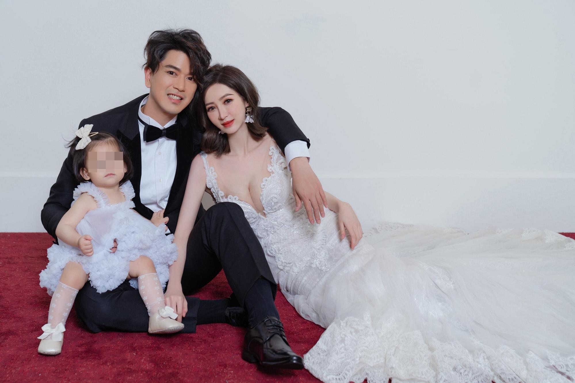 潘逸安（中）、Vivian和女兒米估，進棚拍攝全家福照。（艾迪昇傳播提供）（艾迪昇傳播提供）