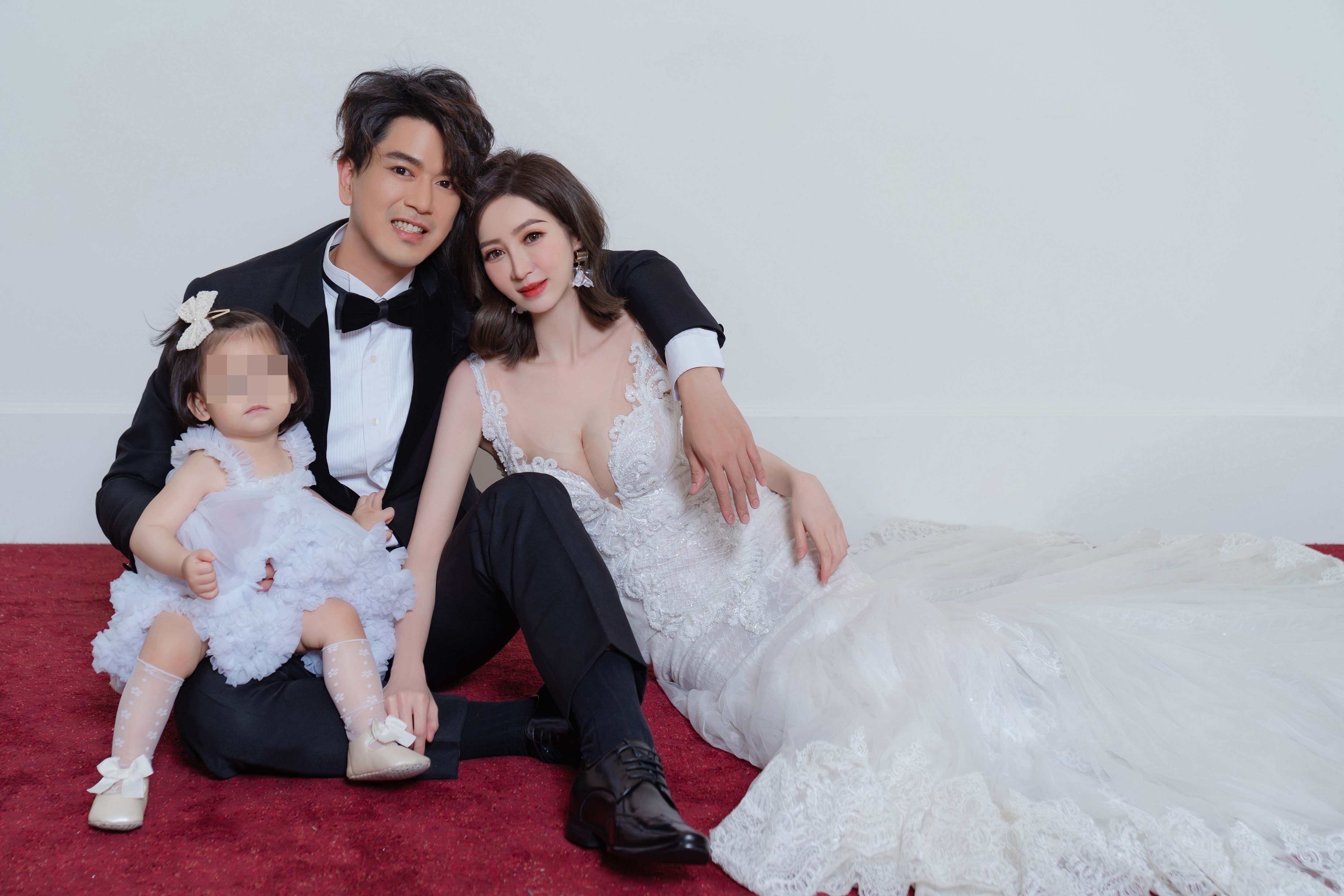 潘逸安（中）、Vivian和女兒米估，進棚拍攝全家福照。（艾迪昇傳播提供）（艾迪昇傳播提供）