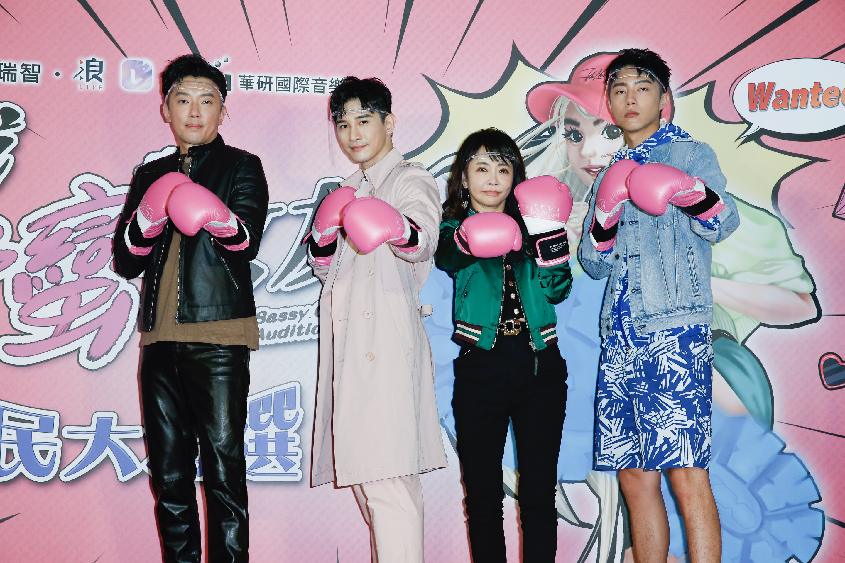 柴智屏（右2）帶著段鈞豪（左起）、張立昂、蔡凡熙合作《我的野蠻女友》影集版。