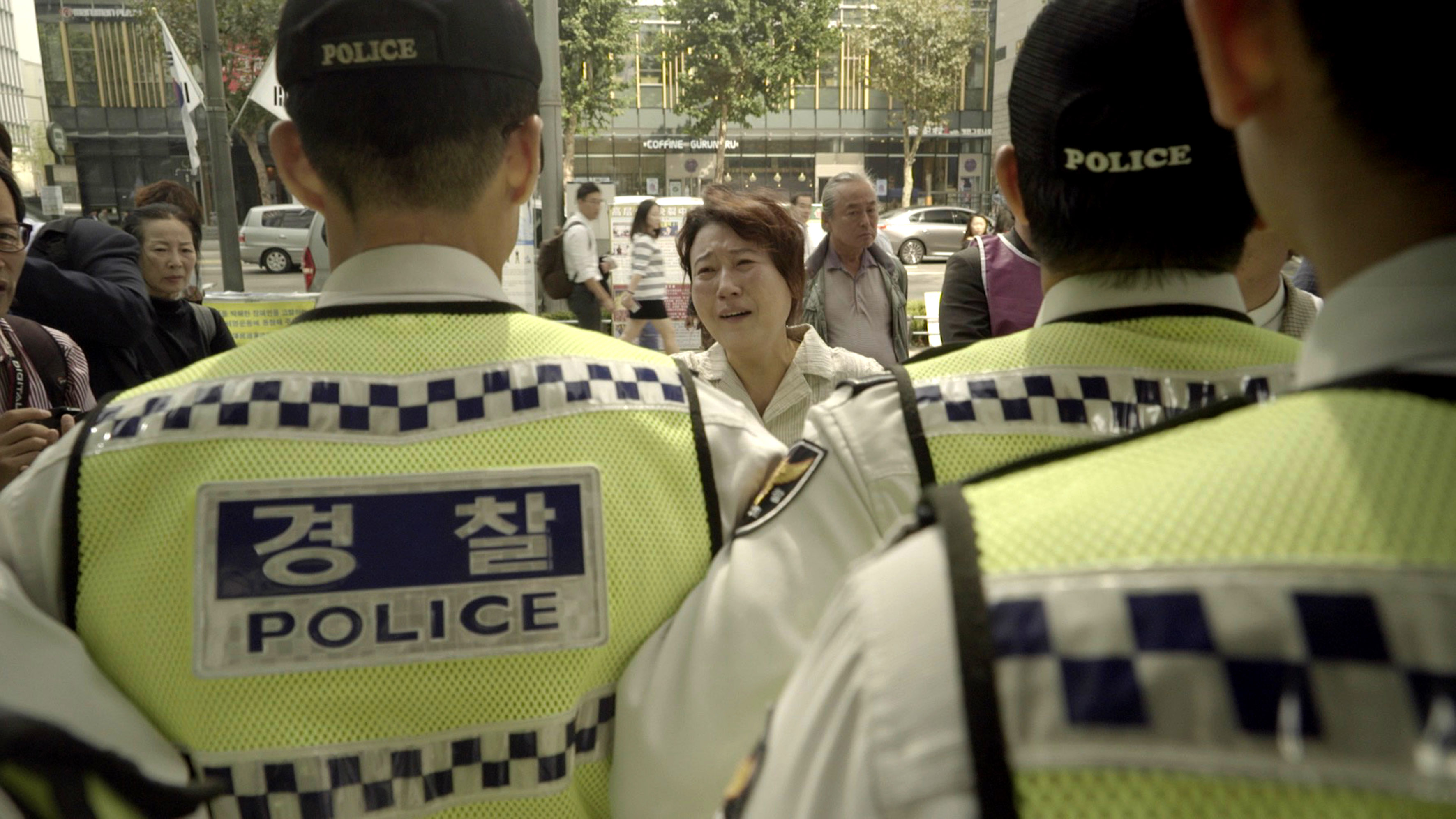 紀錄片《我來自北韓 我想回平壤》聚焦住在南韓的北韓人金蓮希（中），她長年在透過示威活動等方式求返鄉都遭到拒絕。（希望行銷提供）