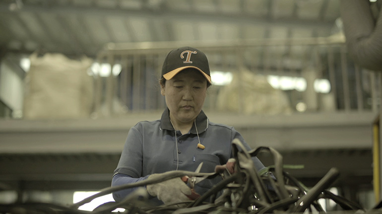 金蓮希在南韓工廠工作維持生計,內心期盼能回北韓與家人重聚。(翻攝自Daum Movie)