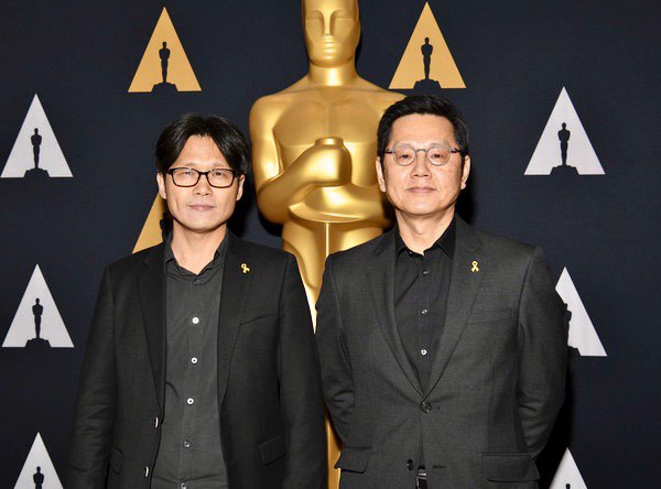 李承俊（左）去年入圍奧斯卡，與短片《正義仍缺席》製片Gary Kam一起赴美。（李承俊提供）