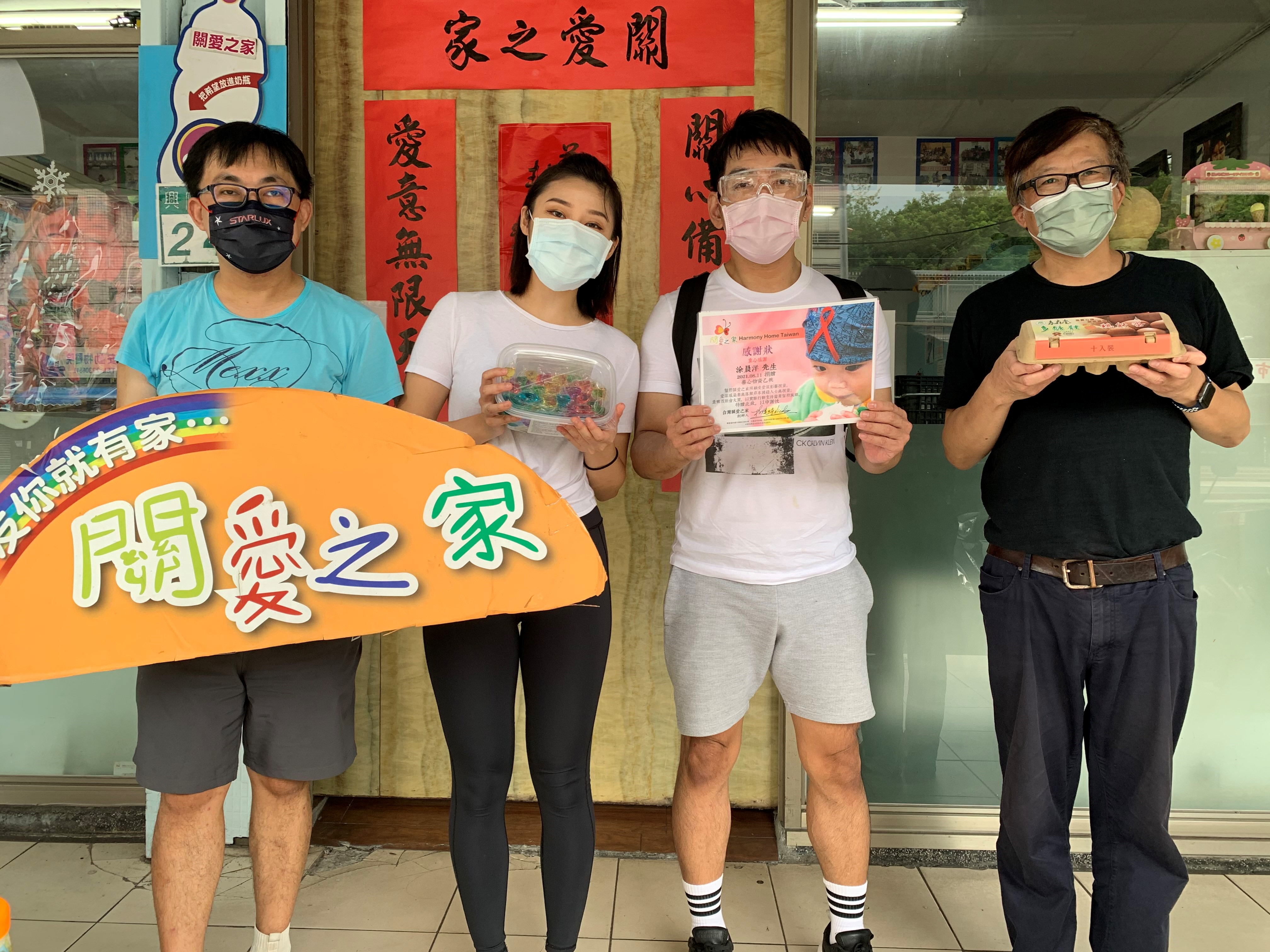 因為疫情影響,許多慈善機構收到的捐款及物資減少,涂晨洋(右2)與周西西(左2)呼籲大家踴躍捐獻。(大海娛樂提供)