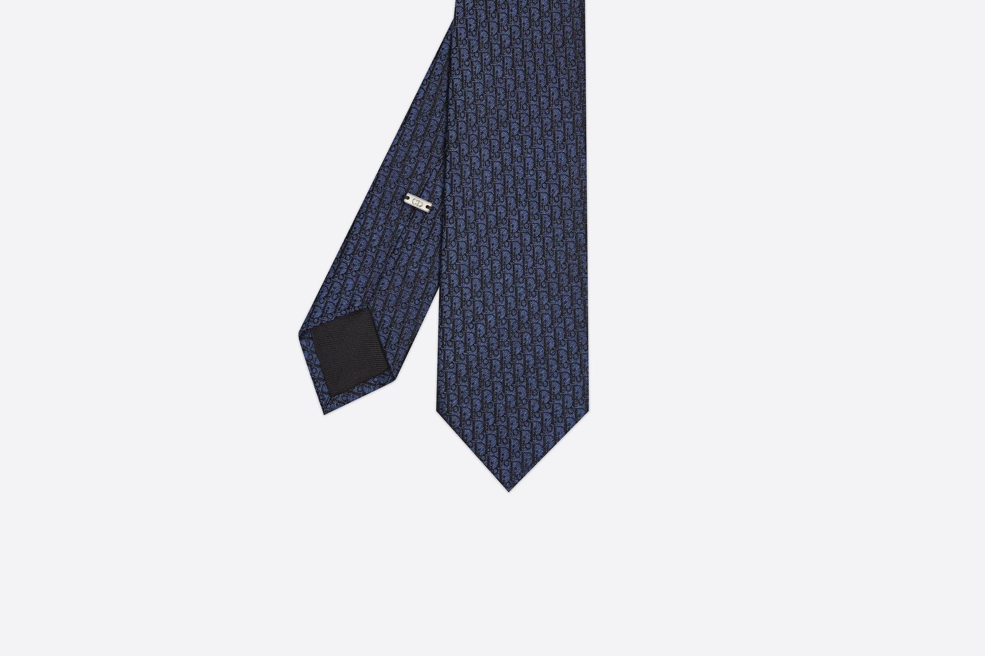 OBLIQUE海軍藍緹花絲綢領帶 NT$7,400 DIOR。（DIOR提供）