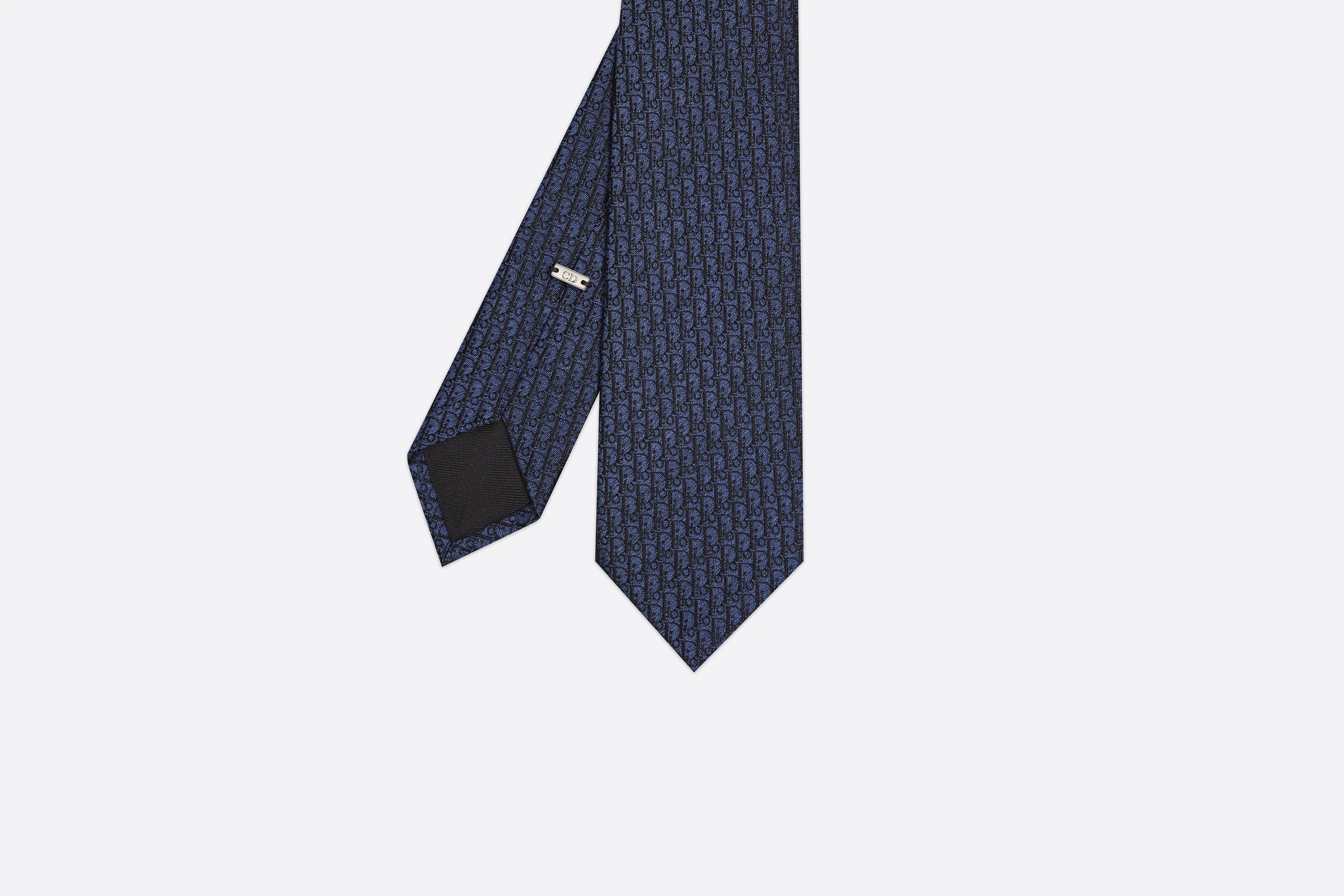 OBLIQUE海軍藍緹花絲綢領帶 NT$7,400 DIOR。（DIOR提供）