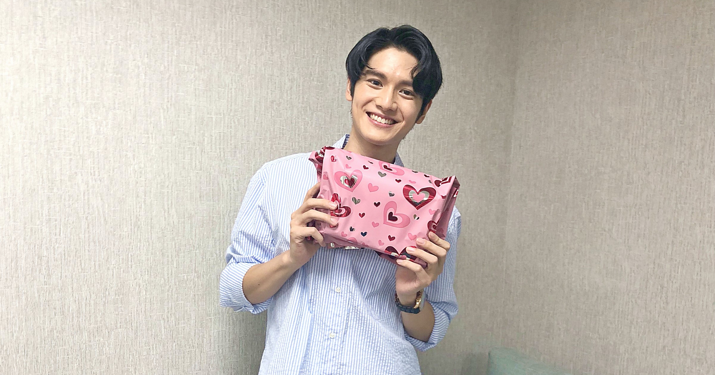 張碩航挑戰包裝情人節禮物。（三和娛樂提供）