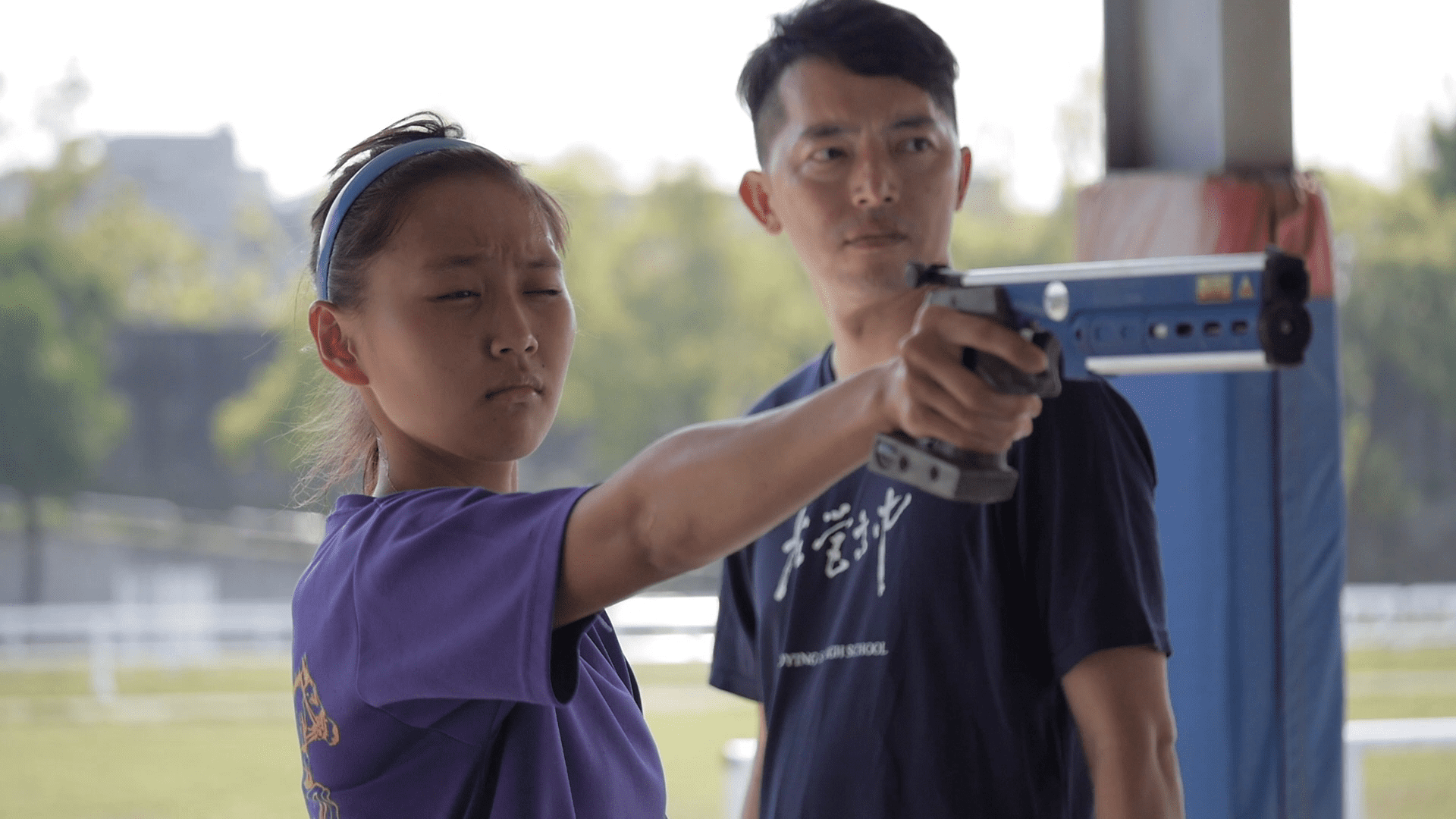 陳佑萱（左）從小三開始接觸現代五項，在林生祥教練的帶領下，2018成為台灣首位現代五項青奧選手。（想映電影提供）