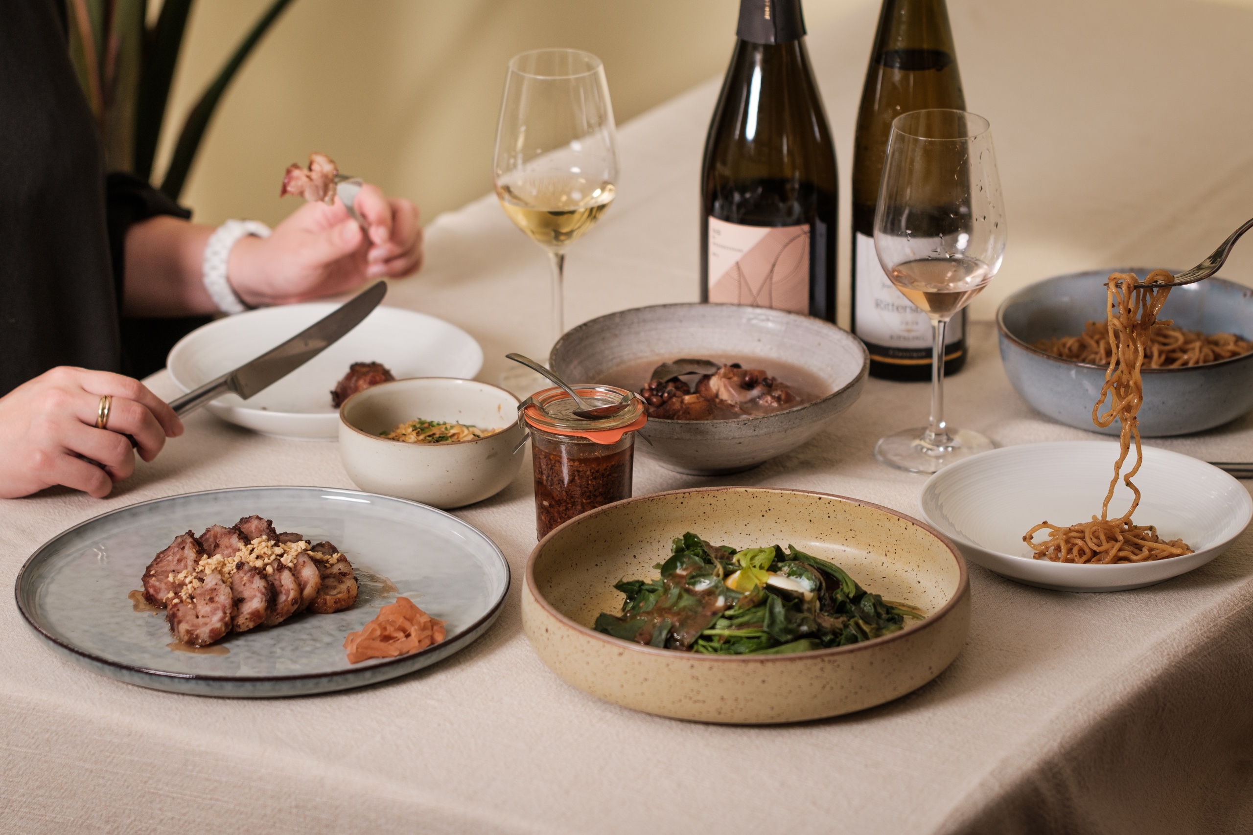 因應七夕情人節，餐廳推出主廚設計料理箱與餐點搭配精美餐具增添浪漫。（FineDayClub提供）