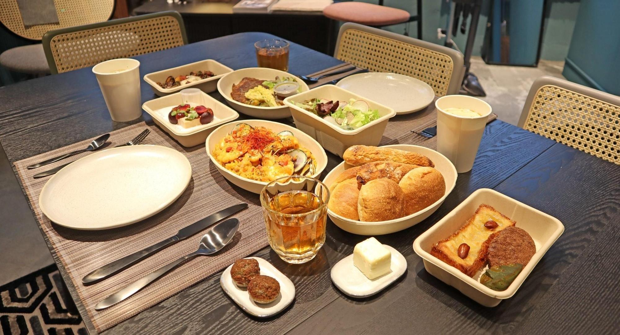 MiraWan X 瑪黑家居選物法式雙人套餐，搭配丹麥餐盤餐具。（MiraWan提供）