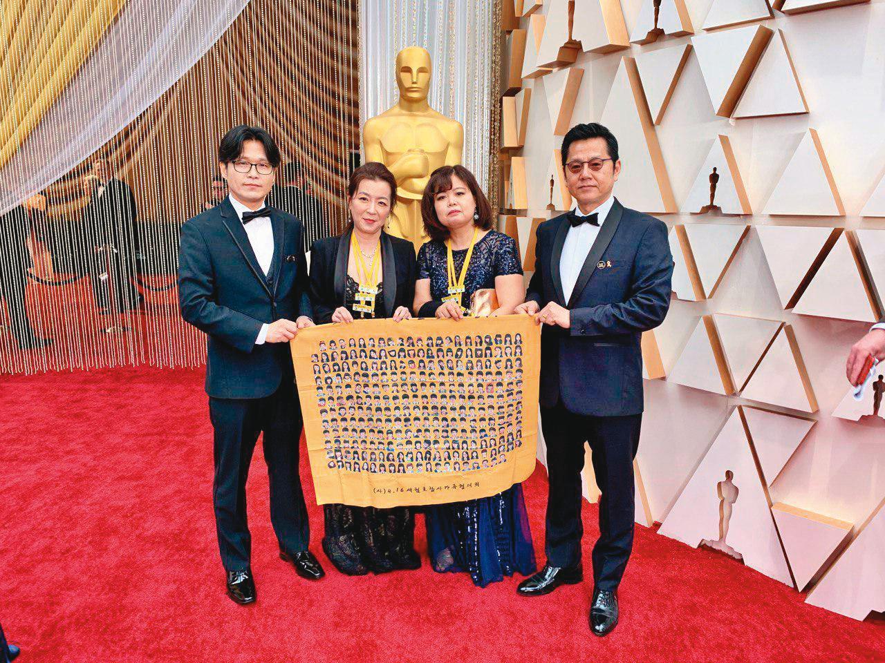 李承俊(左)去年以《正義仍缺席》入圍奧斯卡,與製片(右)及世越號罹難者家屬一起走紅毯。(李承俊提供)