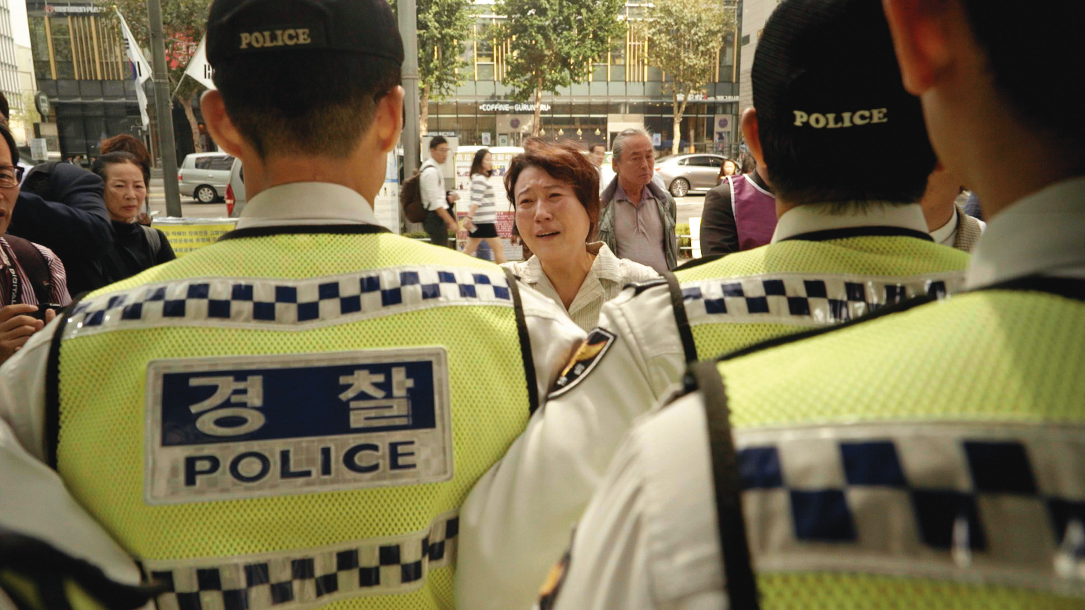 紀錄片《我來自北韓 我想回平壤》聚焦住在南韓的北韓人金蓮希（中），長年透過示威活動等方式要求返鄉都遭到韓國政府拒絕。（希望行銷提供）