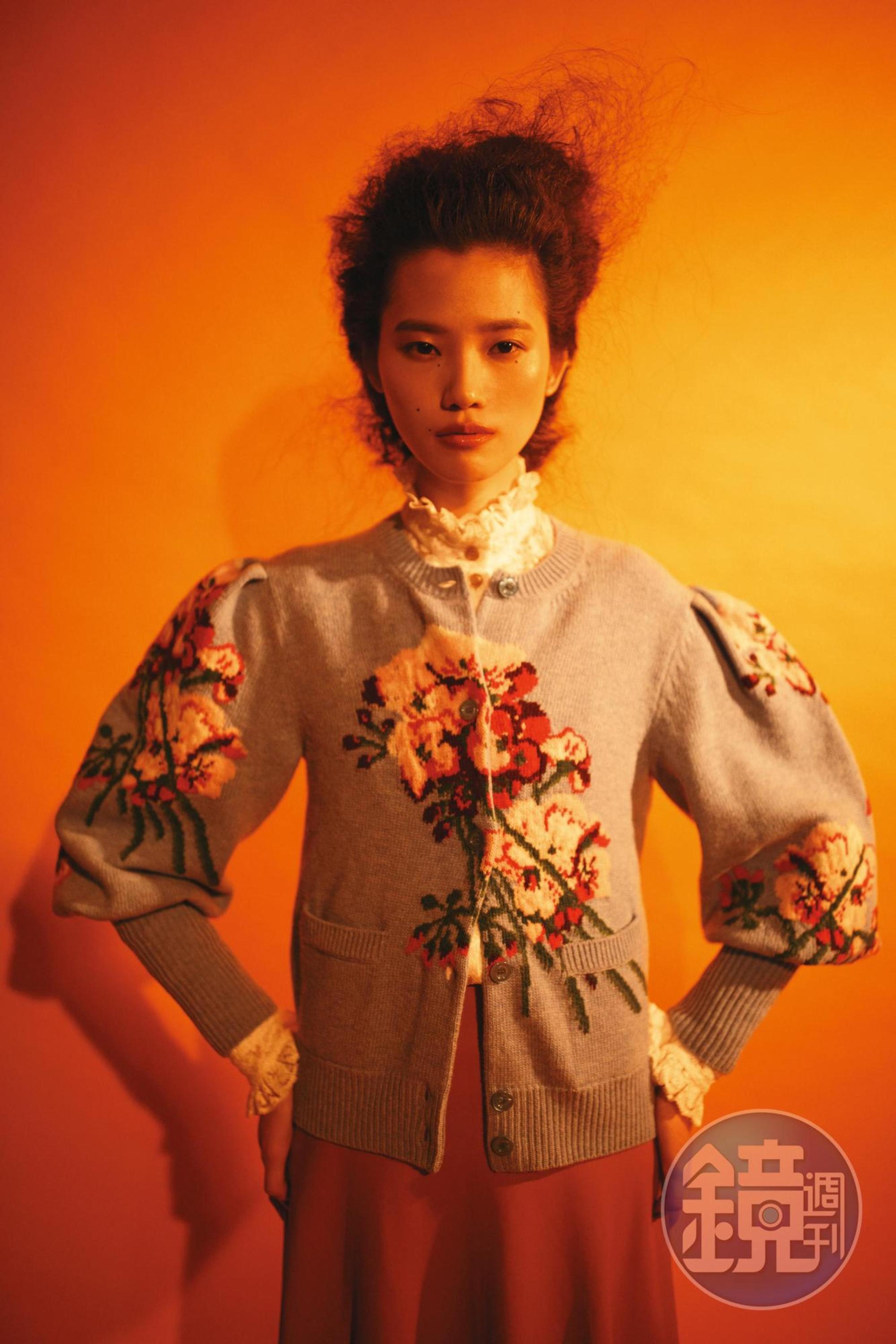 花朵刺繡針織毛衣NT$66,500 by GUCCI；蕾絲長袖荷葉領襯衫NT$66,500 by GUCCI；棕色小羊皮革長裙  價格店洽by Chloé。