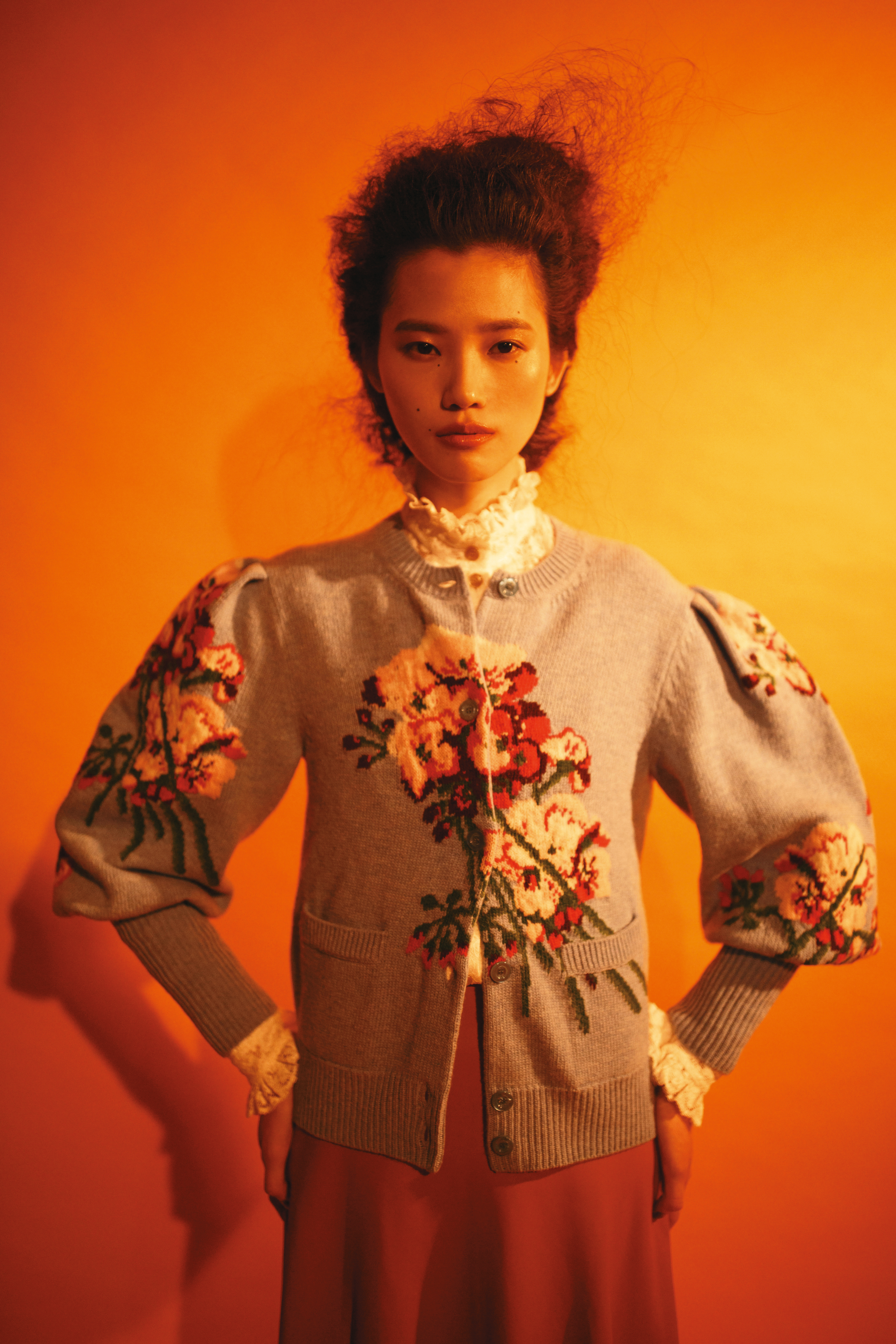 花朵刺繡針織毛衣NT$66,500 by GUCCI；蕾絲長袖荷葉領襯衫NT$66,500 by GUCCI；棕色小羊皮革長裙  價格店洽by Chloé。