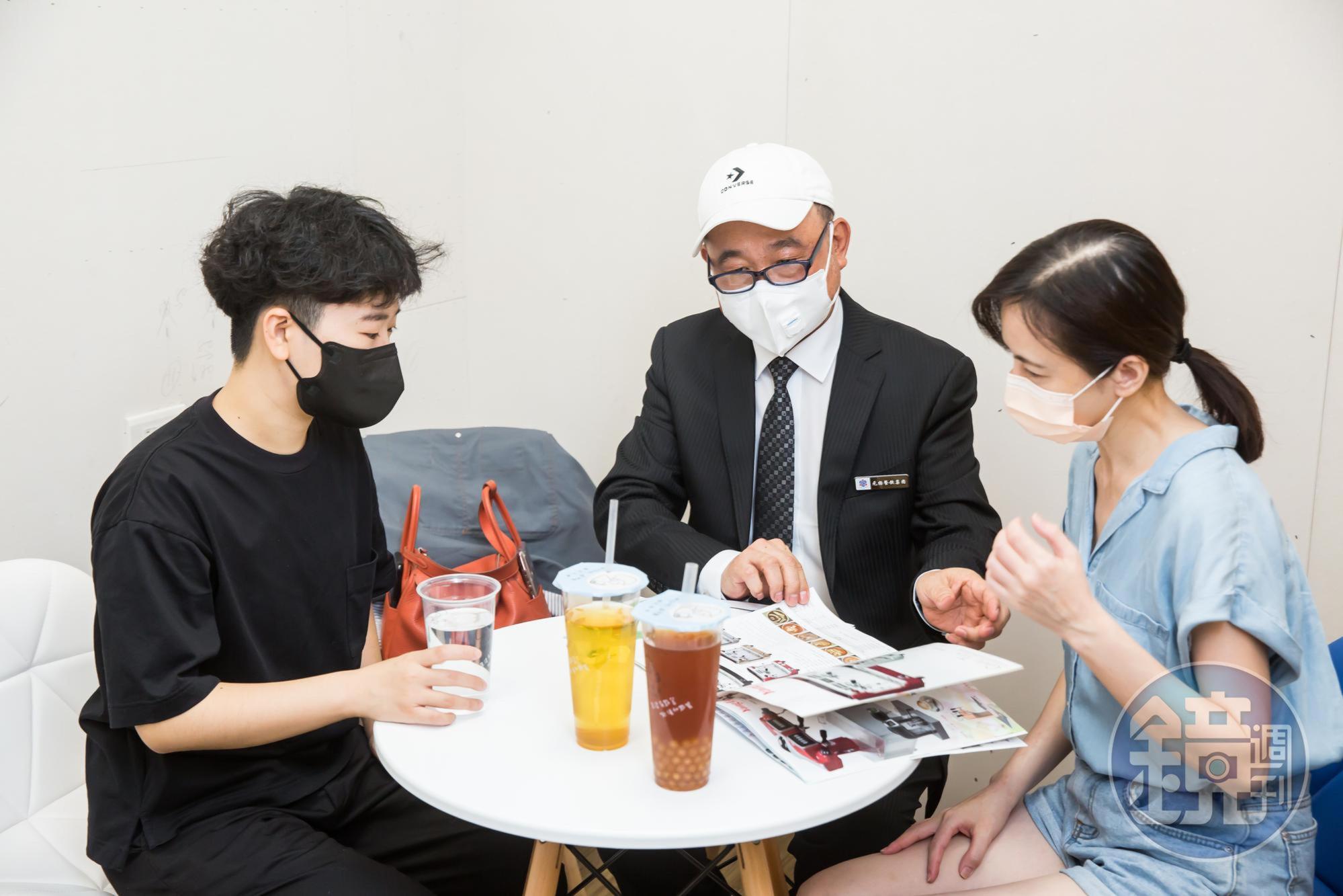蔡文鴻（中）是手搖茶飲界大前輩，不只賣設備，也經常提供業者建議。他正與必可蜜創辦人簡沛恩及美食部落客解釋產品功能及討論新口味。