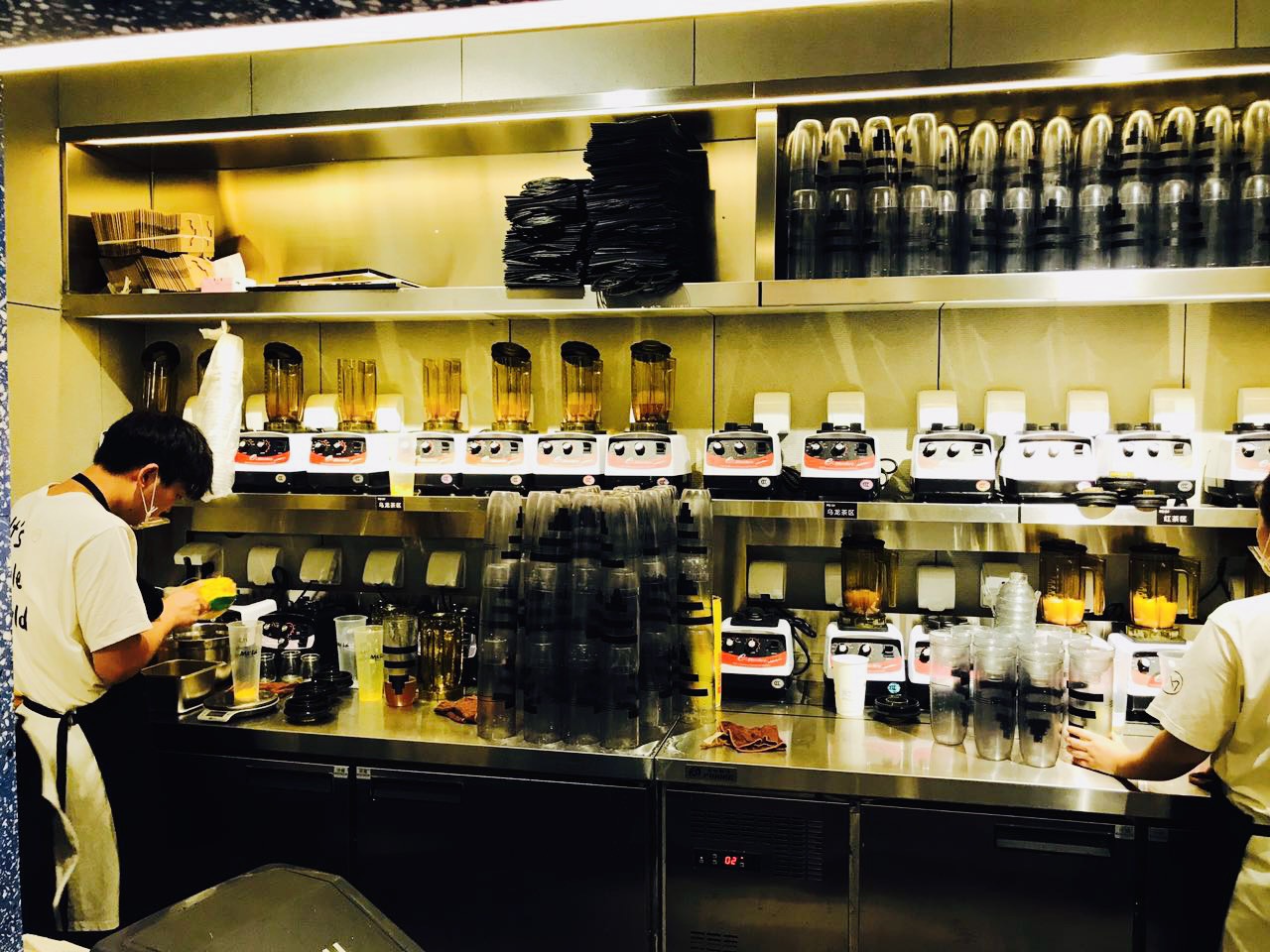 中國許多連鎖手搖飲品牌是元揚的客戶，吧檯內上下一字排開的漩茶機，十分壯觀。（元揚提供）