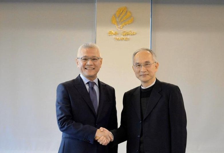 亞太電信董事長呂芳銘（右）與戴永輝（左）合作，並未受到NCC駁回交易案而受阻。（大大數位提供）