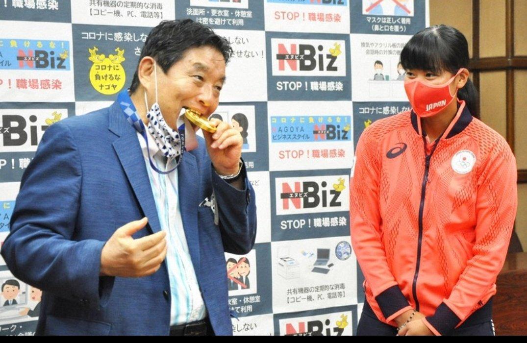 河村隆之(左)日前接見東奧女壘金牌選手後藤希友,竟把她的金牌往嘴裡咬,挨批噁心。(翻攝okda12262003推特)