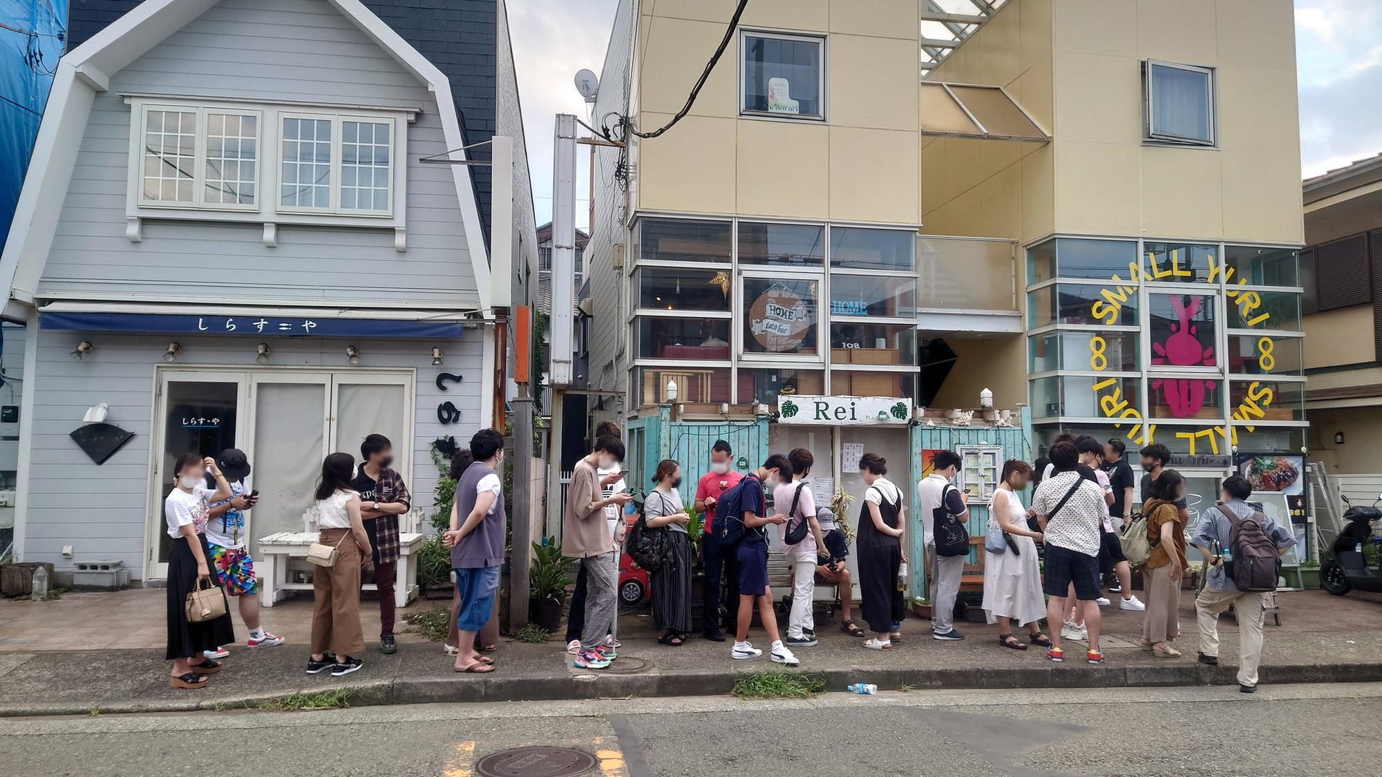 在鎌倉開餐廳的單車小哥,餐廳曝光後也爆紅,排隊人潮延伸到店外。(翻攝推特@wangan1987skr)