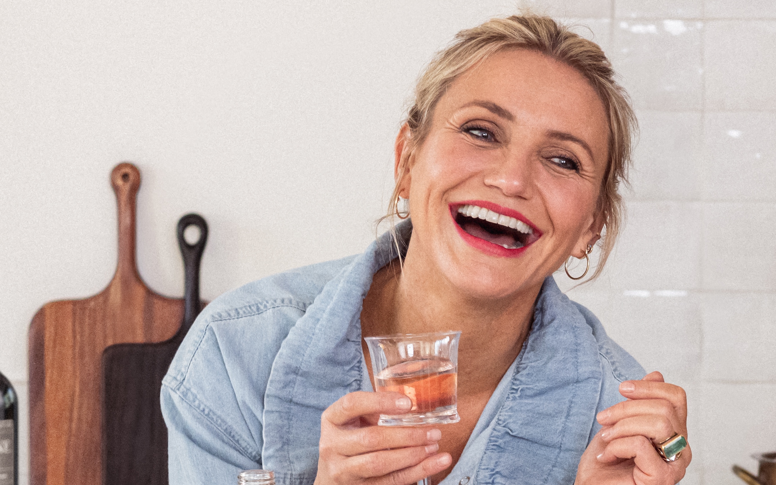 卡麥蓉狄亞暫別演藝圈後,回歸家庭生活,還跨界推出自有品牌的酒。(Avaline提供)