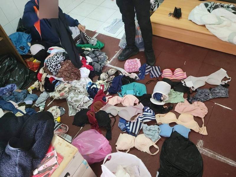 警方在李嫌租屋處，查扣大批女性內衣及胸罩。（讀者提供）