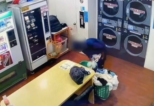李男在自助洗衣店偷女性內褲及胸罩,被監視器拍下。(讀者提供)