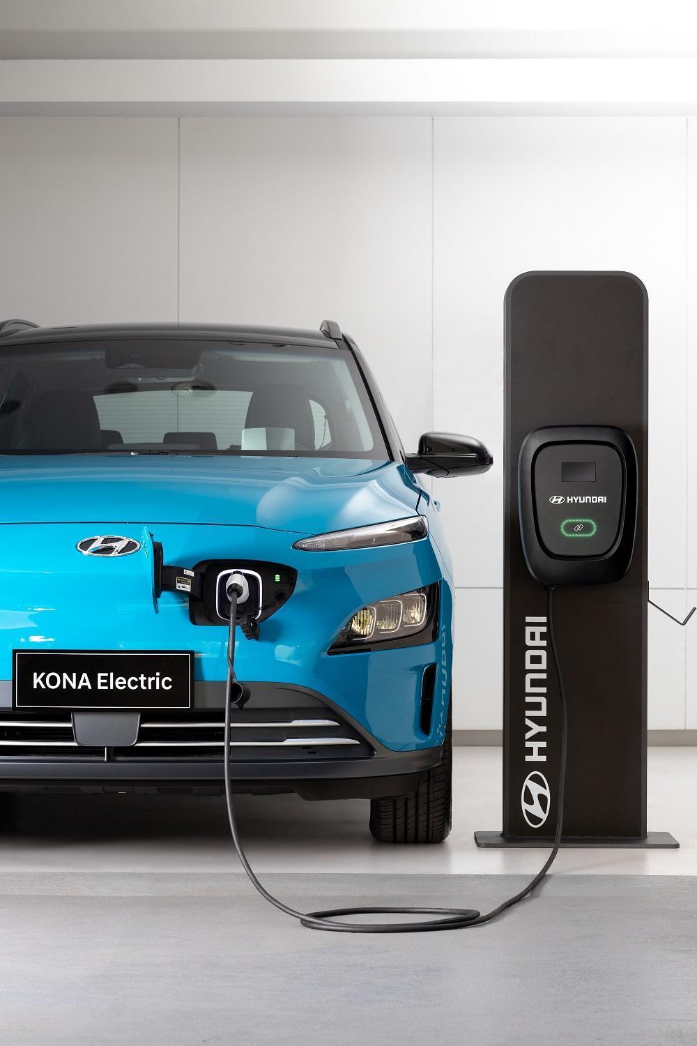 一體成形水箱護罩造型、流線的圓潤車頭兼具美學與實用性，左前保桿預留專屬充電座口。
