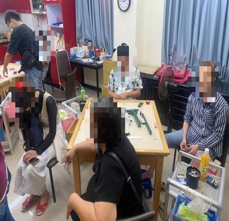 警方逮捕業者王男及員工、賭客共12人。（翻攝畫面）