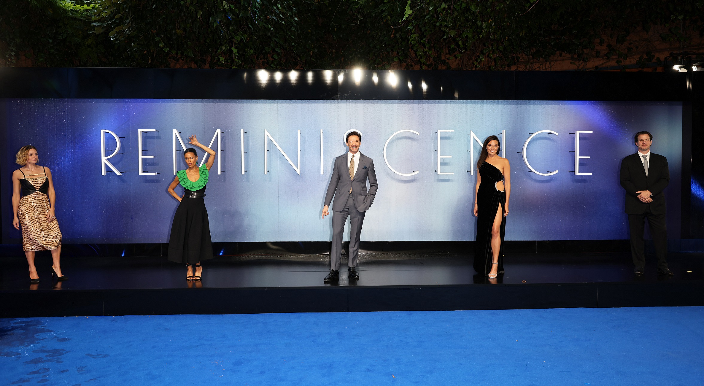 蕾貝卡弗格森（左起）、譚蒂紐頓、休傑克曼、麗莎喬伊、強納森諾蘭出席倫敦首映會，力求保持社交距離。（華納兄弟提供）