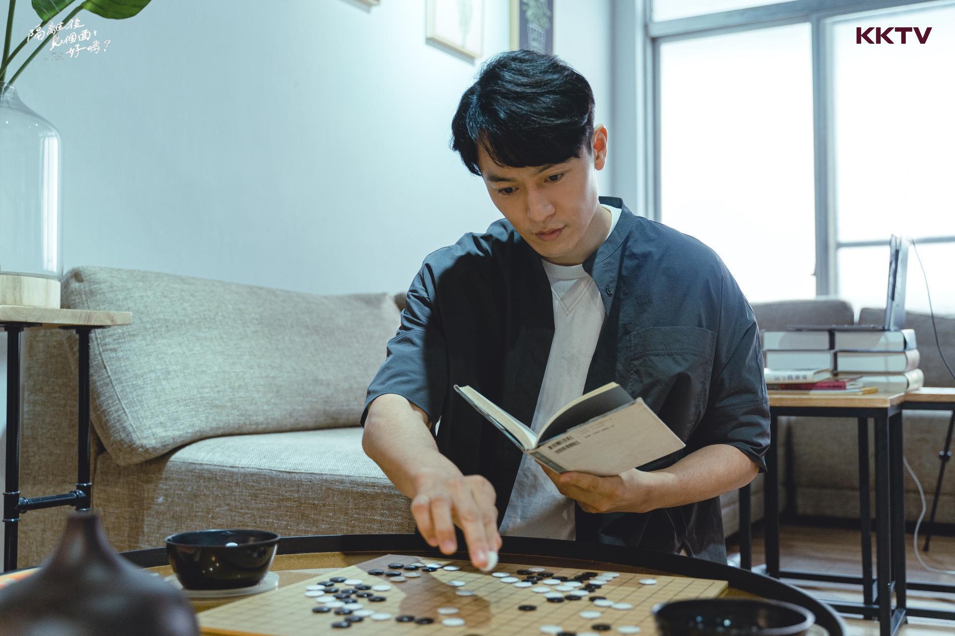 儘管拍攝空間都在房間內,河合朗弘早已因疫情習慣宅在家,並沒有覺得不習慣。(KKTV提供)