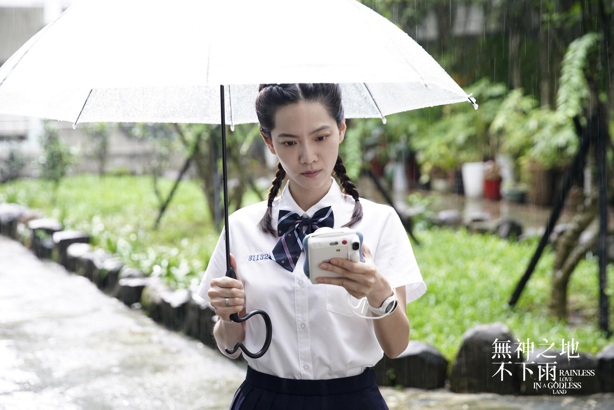 在《無神之地不下雨》劇中曾之喬片花中想與傅孟柏合照，卻發現拍不到他的身影。（三鳳製作提供）