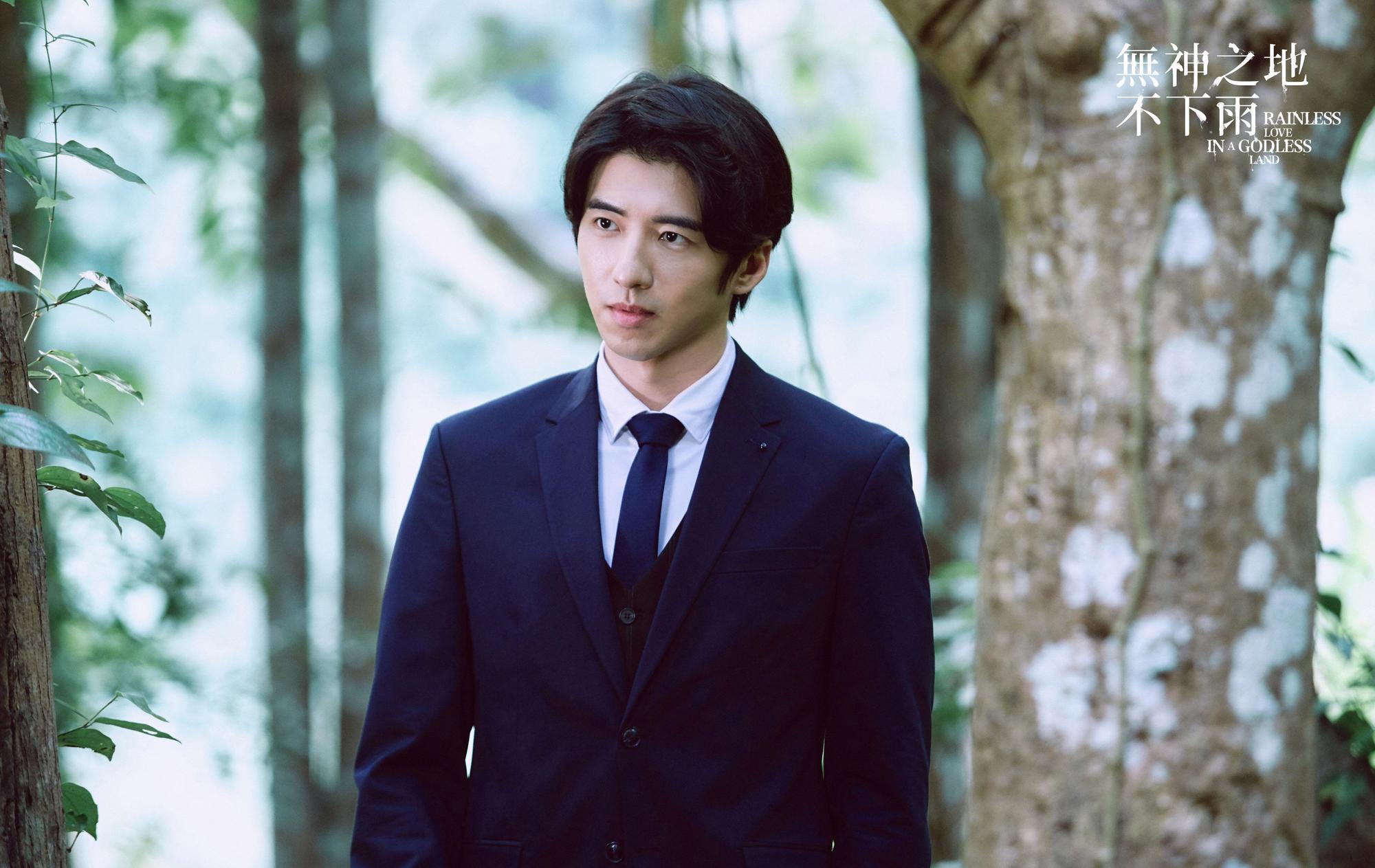 在《無神之地不下雨》中傅孟柏演「雨之神」獲「招雨」技能，拍到哪雨下到哪。（三鳳製作提供）