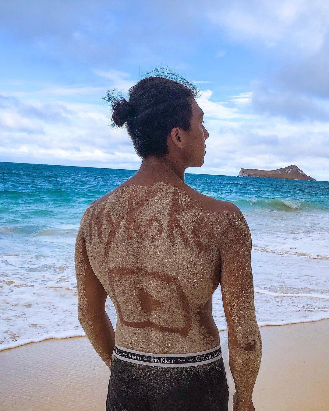 柯志達徜徉深海,不忘幫自己的YouTube頻道打廣告。(翻攝柯智達IG)