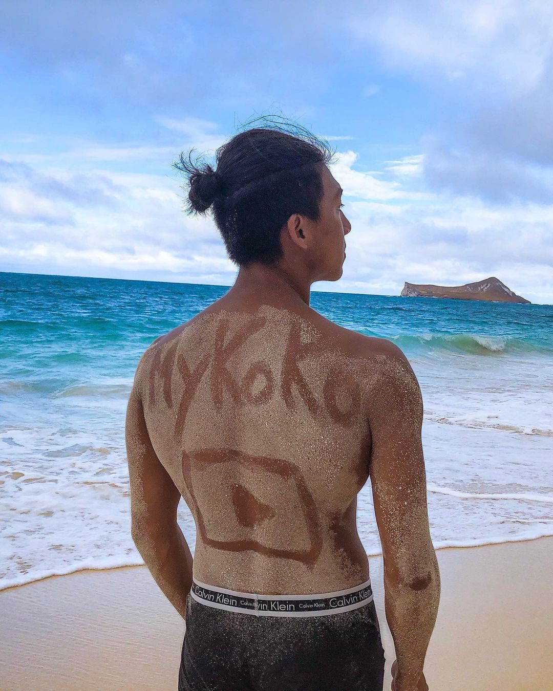 柯志達徜徉深海,不忘幫自己的YouTube頻道打廣告。(翻攝柯智達IG)
