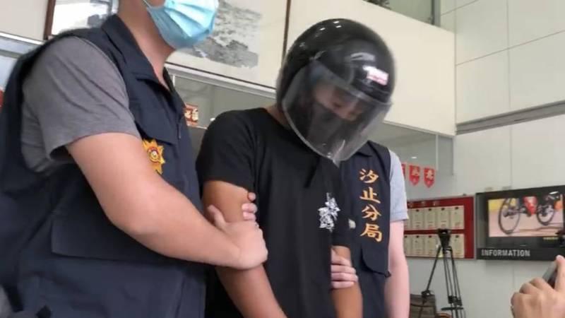 施姓男子不滿二哥酒後在父親靈堂前鬧事,夥同未成年堂弟持14.5公斤重的啞鈴重擊哥哥頭部致死後棄屍荒野。警方今天上午將他與堂弟依殺人罪嫌移送地檢署。(翻攝畫面)