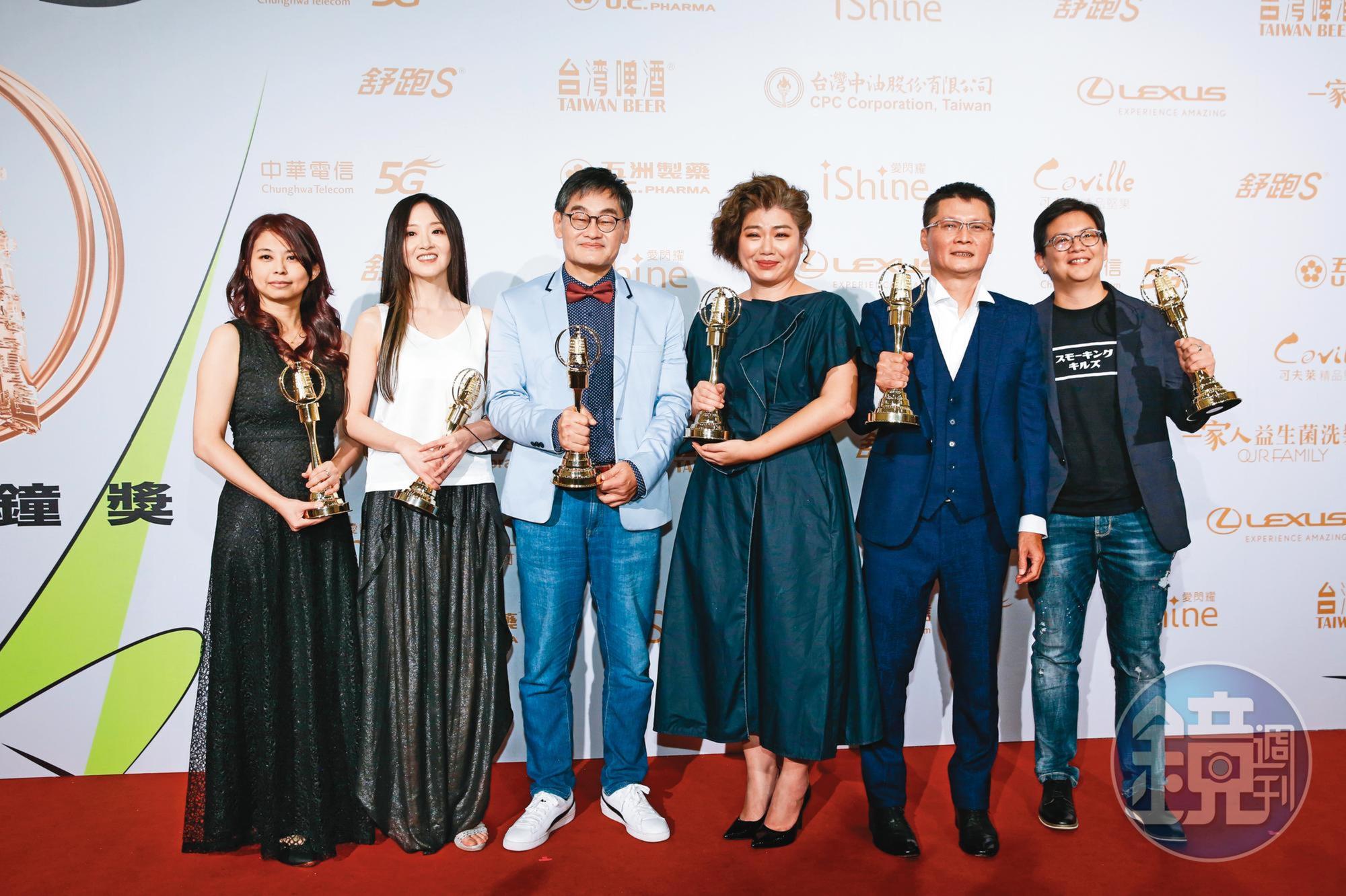 華視總經理莊豐嘉(左三)、導演嚴藝文(右三)與陳長綸(右二),去年以《俗女養成記》拿下3座電視金鐘獎肯定。右一為執行製作人蔡凱瑞、左一為編劇范芷綺、左二為編劇黃馨萱。(劉鴻昌攝)
