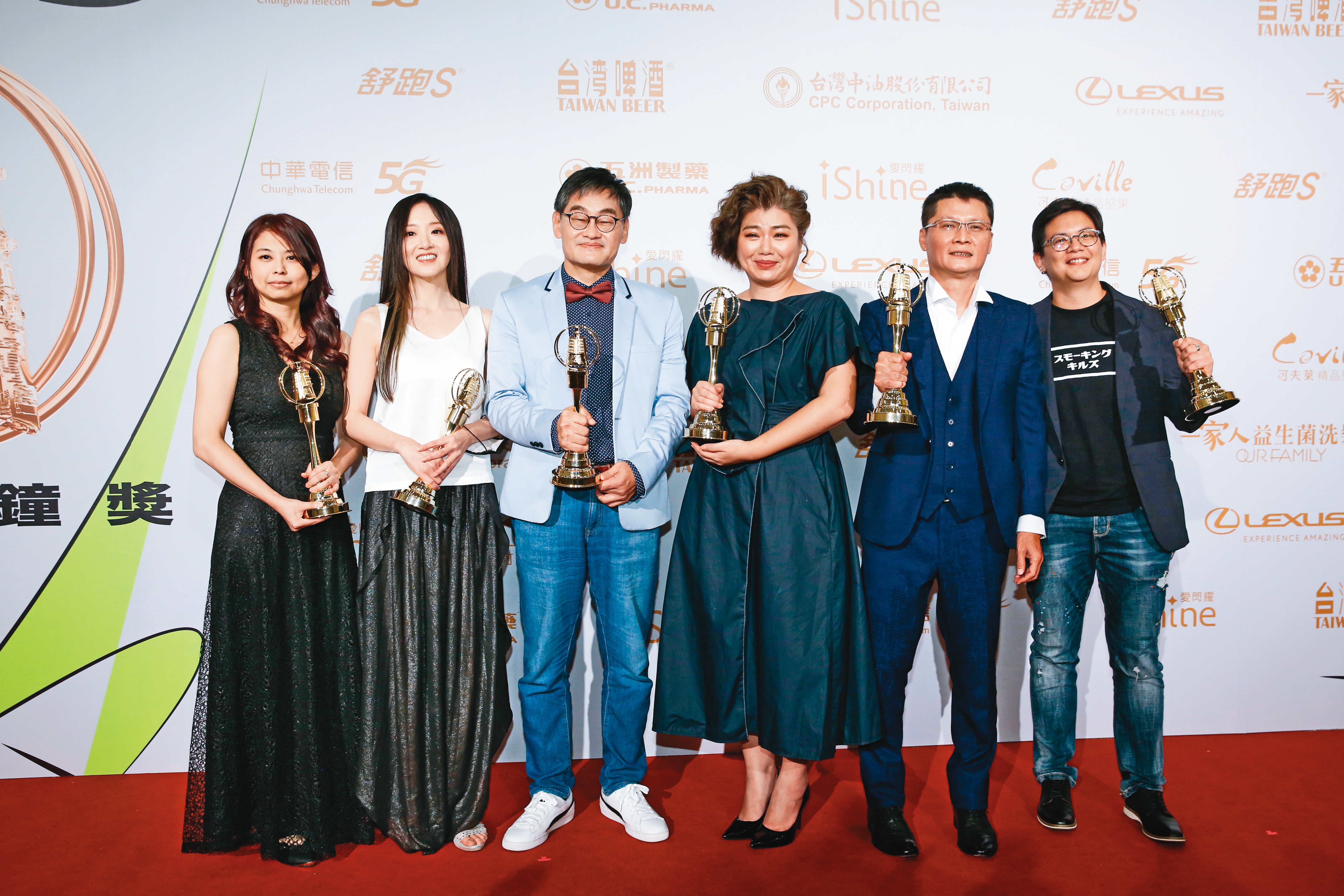 華視總經理莊豐嘉（左三）、導演嚴藝文（右三）與陳長綸（右二），去年以《俗女養成記》拿下3座電視金鐘獎肯定。右一為執行製作人蔡凱瑞、左一為編劇范芷綺、左二為編劇黃馨萱。（劉鴻昌攝）