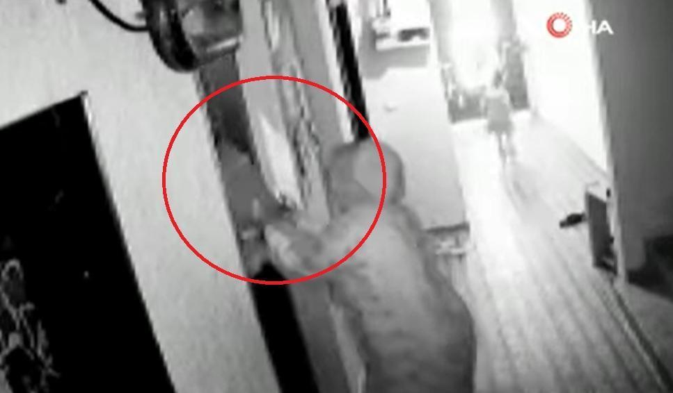 一名坐在嬰兒車上的小女嬰，慘遭電梯重壓，之後又往下急墜，活生生被摔死。（翻攝Youtube）